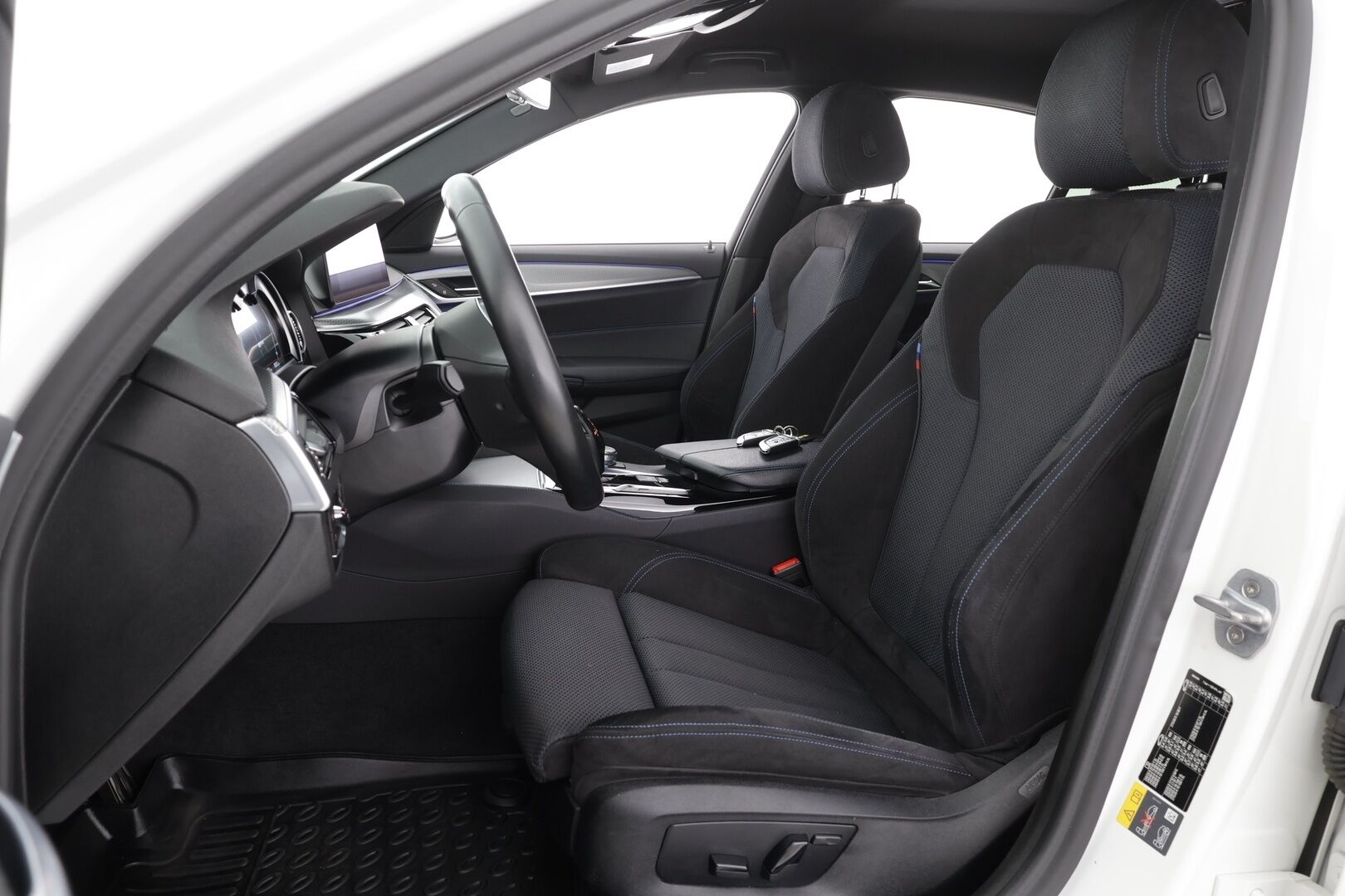 BMW 530 2019 G30 Sedan 530e A Charged Edition M Sport * Vakkari / P.kamera / Hifi / Sporttipenkit / Navi / LED * - Suomi-auto / Akku kuntotarkastettu! / Kahdet renkaat aluvanteilla