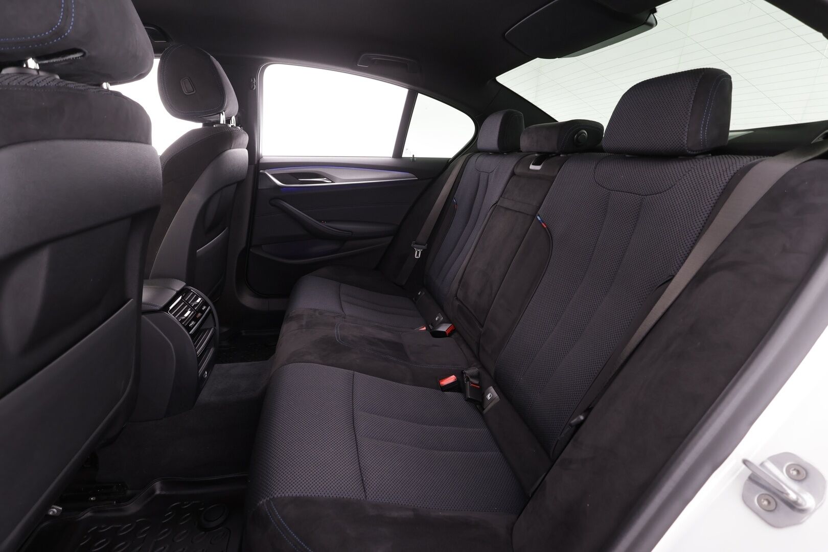 BMW 530 2019 G30 Sedan 530e A Charged Edition M Sport * Vakkari / P.kamera / Hifi / Sporttipenkit / Navi / LED * - Suomi-auto / Akku kuntotarkastettu! / Kahdet renkaat aluvanteilla