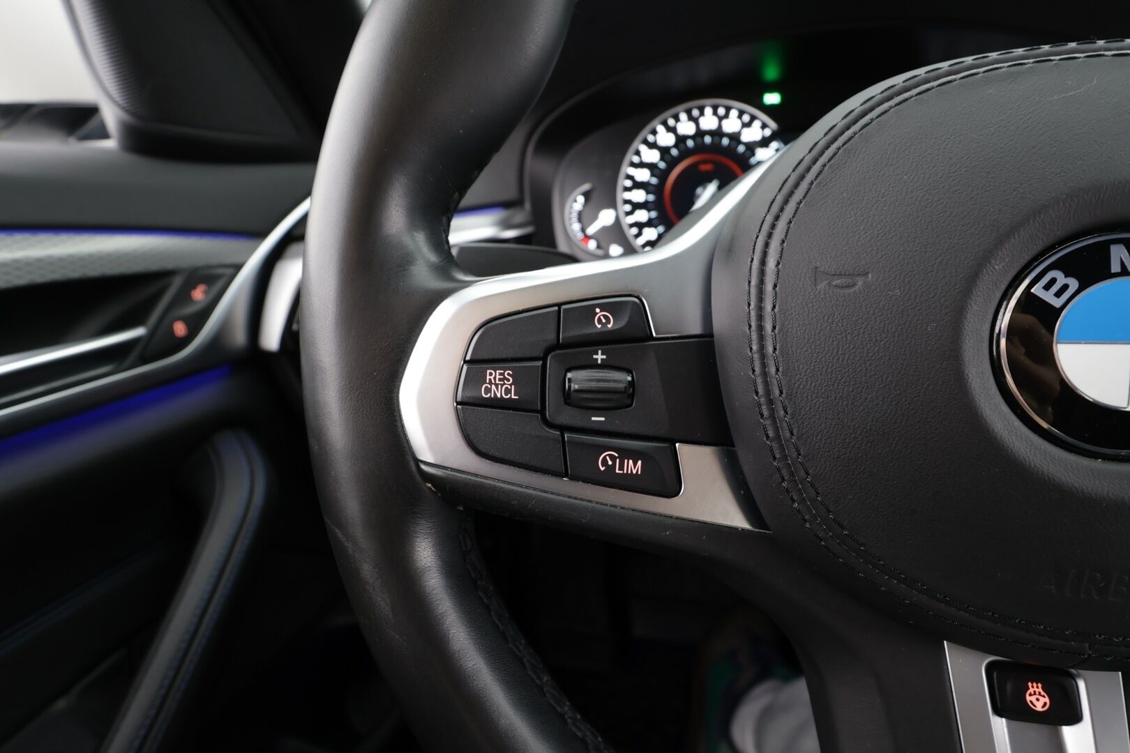 BMW 530 2019 G30 Sedan 530e A Charged Edition M Sport * Vakkari / P.kamera / Hifi / Sporttipenkit / Navi / LED * - Suomi-auto / Akku kuntotarkastettu! / Kahdet renkaat aluvanteilla