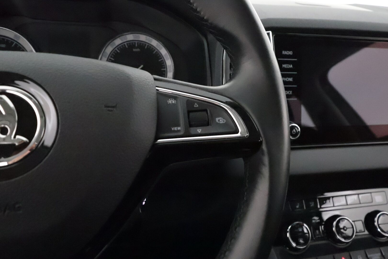 Skoda Karoq 2019 1,5 TSI Ambition DSG **1.Om Suomi-auto / Adapt.Vakkari / Webasto / P. tutkat / Apple&Android / KeylessGO / 2x Renkaat**