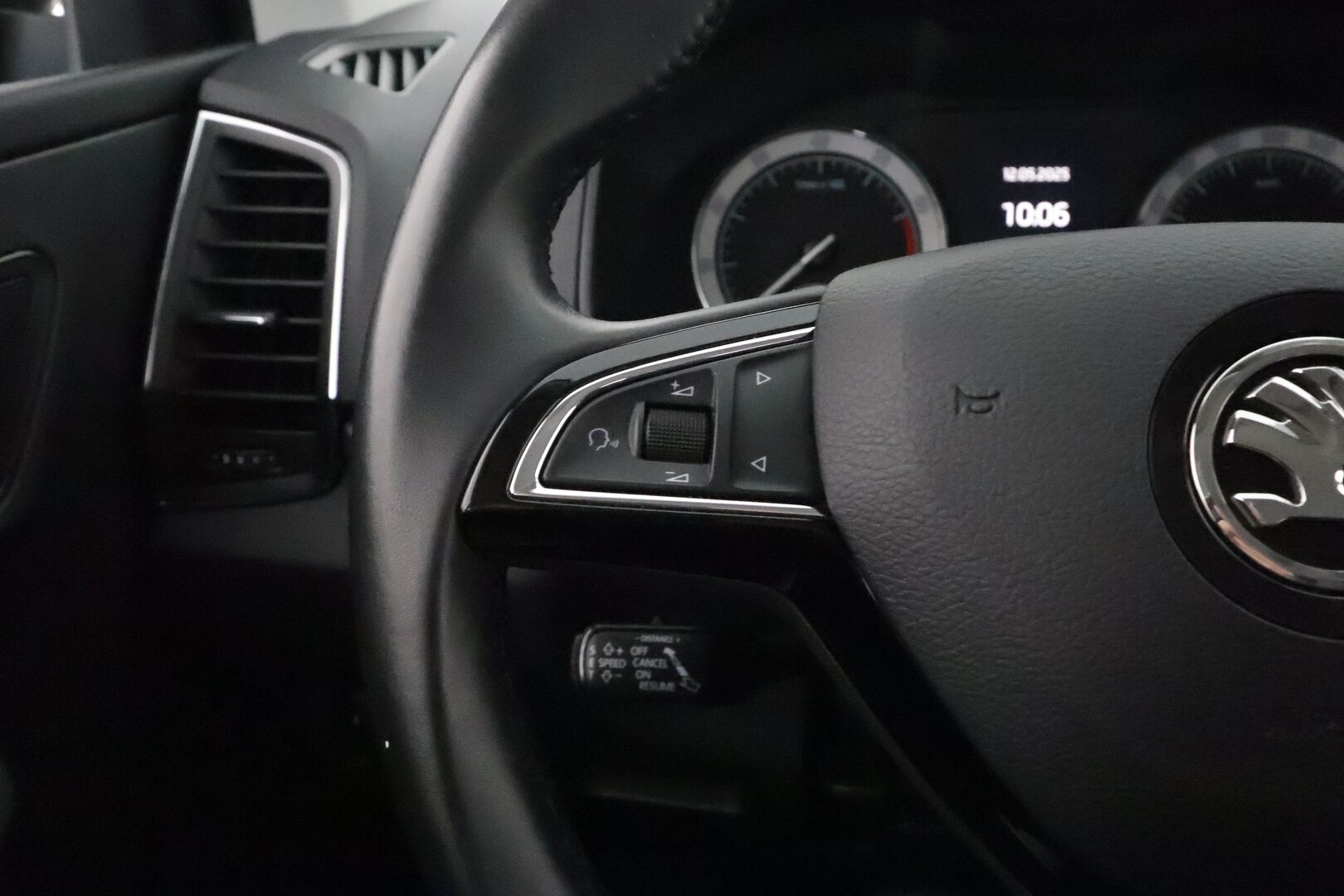 Skoda Karoq 2019 1,5 TSI Ambition DSG **1.Om Suomi-auto / Adapt.Vakkari / Webasto / P. tutkat / Apple&Android / KeylessGO / 2x Renkaat**