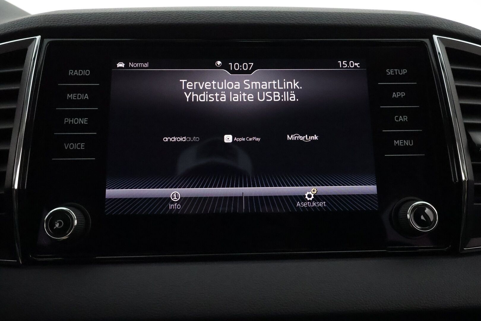 Skoda Karoq 2019 1,5 TSI Ambition DSG **1.Om Suomi-auto / Adapt.Vakkari / Webasto / P. tutkat / Apple&Android / KeylessGO / 2x Renkaat**
