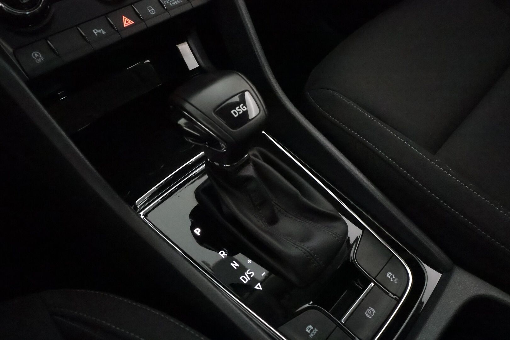 Skoda Karoq 2019 1,5 TSI Ambition DSG **1.Om Suomi-auto / Adapt.Vakkari / Webasto / P. tutkat / Apple&Android / KeylessGO / 2x Renkaat**