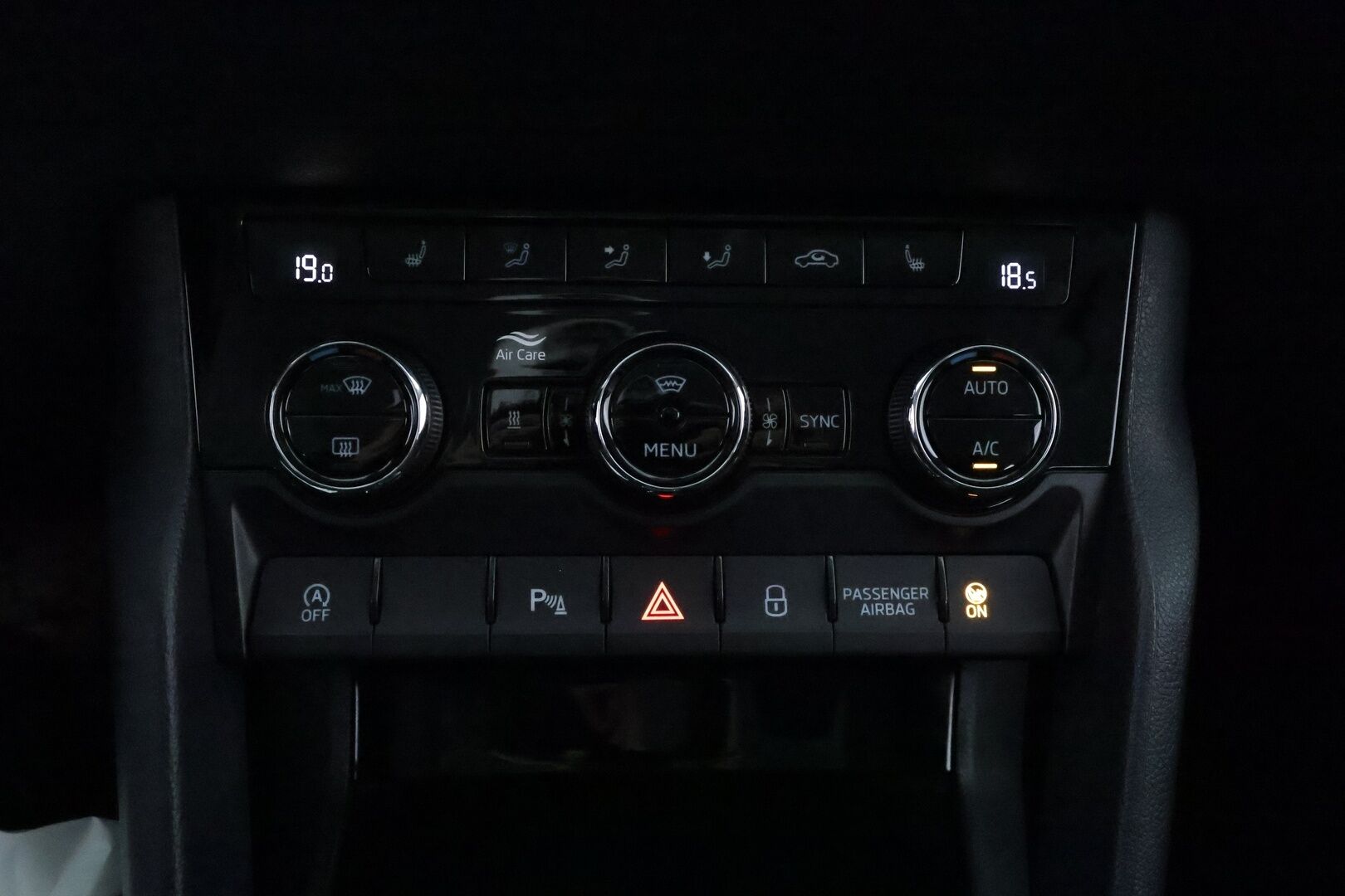 Skoda Karoq 2019 1,5 TSI Ambition DSG **1.Om Suomi-auto / Adapt.Vakkari / Webasto / P. tutkat / Apple&Android / KeylessGO / 2x Renkaat**