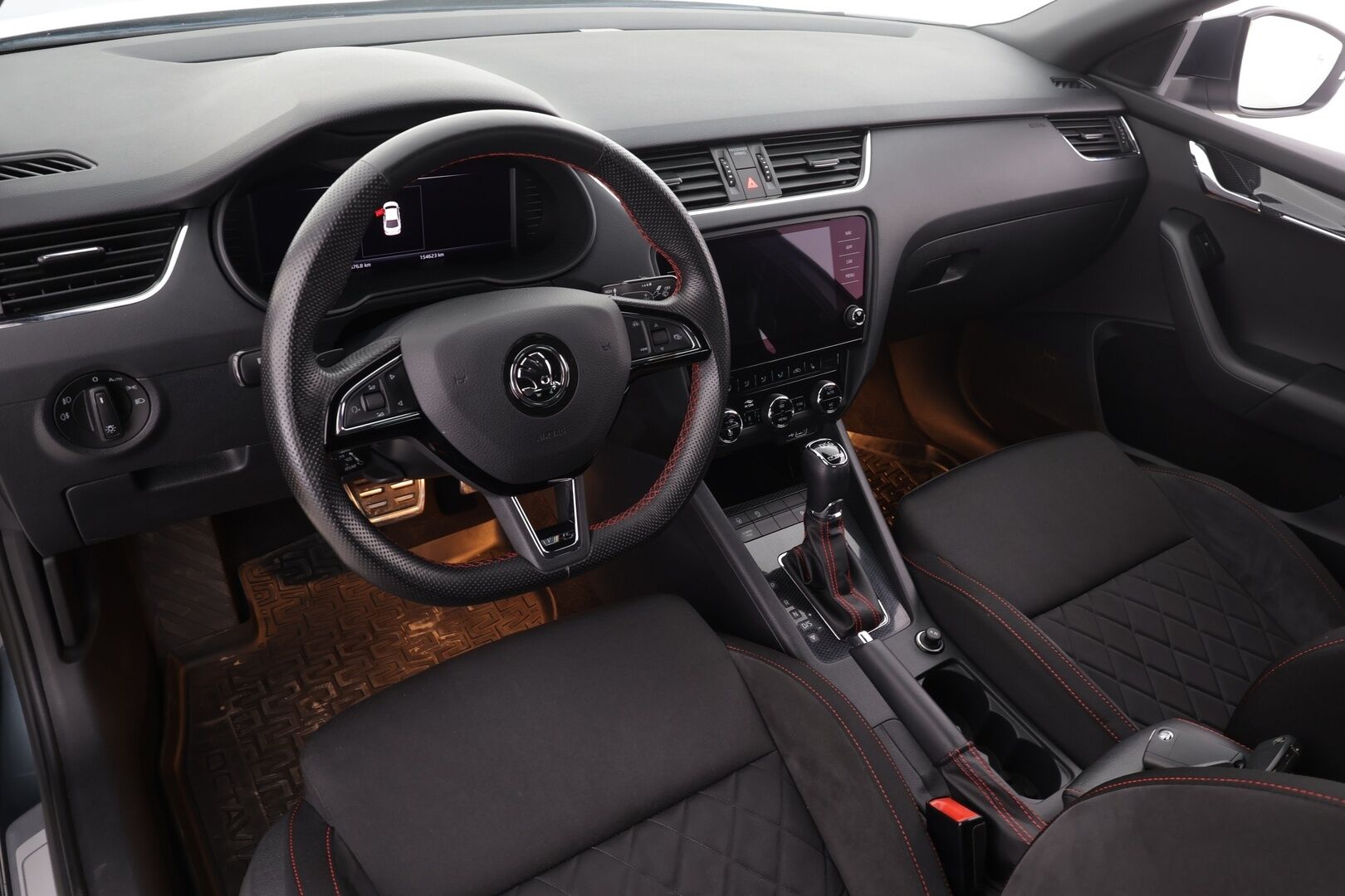 Skoda Octavia 2019 2,0 TSI RS BusinessLine DSG * Webasto / Koukku / ACC / Xenon / P.Tutkat / Navi / Kaistavahti / Keyless * - 1-om Suomi-auto / Kahdet renkaat