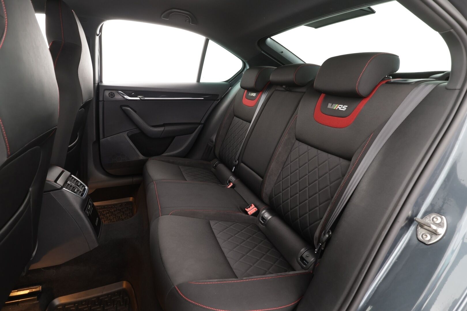 Skoda Octavia 2019 2,0 TSI RS BusinessLine DSG * Webasto / Koukku / ACC / Xenon / P.Tutkat / Navi / Kaistavahti / Keyless * - 1-om Suomi-auto / Kahdet renkaat