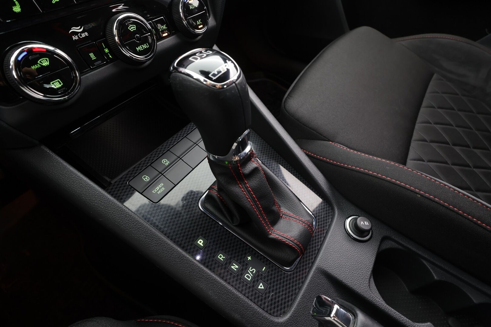 Skoda Octavia 2019 2,0 TSI RS BusinessLine DSG * Webasto / Koukku / ACC / Xenon / P.Tutkat / Navi / Kaistavahti / Keyless * - 1-om Suomi-auto / Kahdet renkaat