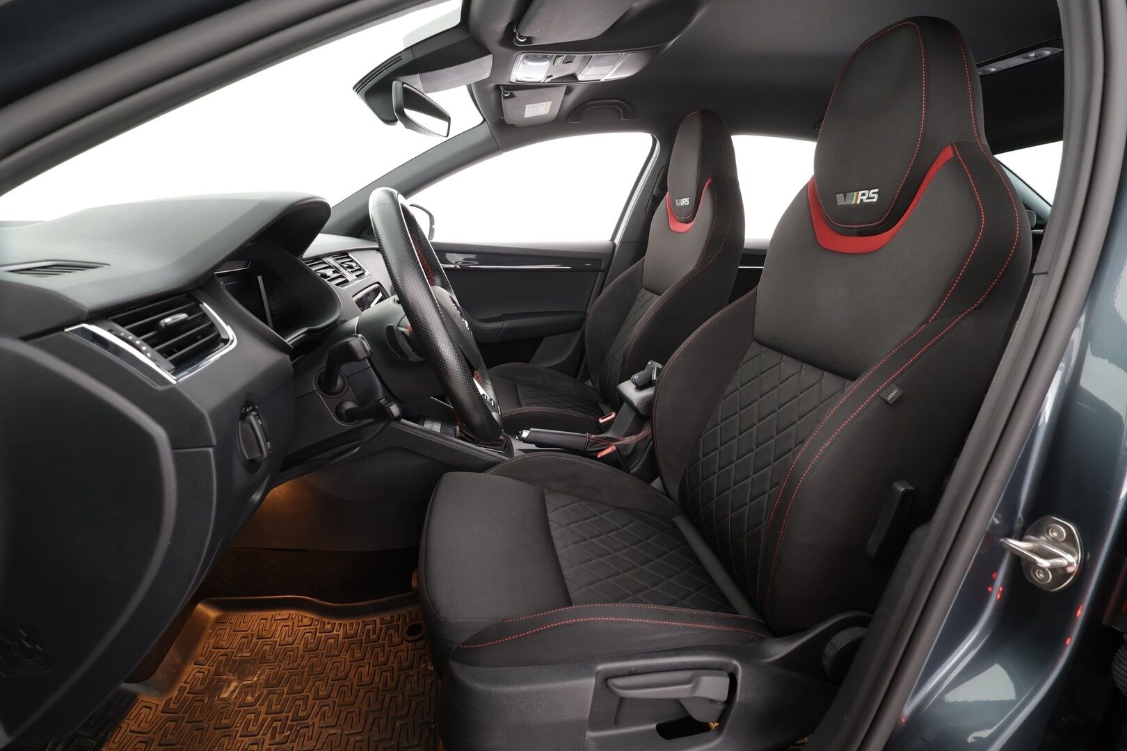 Skoda Octavia 2019 2,0 TSI RS BusinessLine DSG * Webasto / Koukku / ACC / Xenon / P.Tutkat / Navi / Kaistavahti / Keyless * - 1-om Suomi-auto / Kahdet renkaat