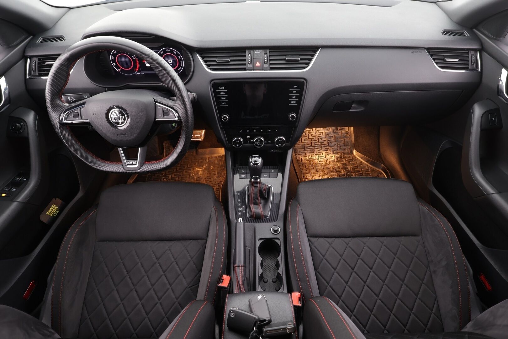 Skoda Octavia 2019 2,0 TSI RS BusinessLine DSG * Webasto / Koukku / ACC / Xenon / P.Tutkat / Navi / Kaistavahti / Keyless * - 1-om Suomi-auto / Kahdet renkaat