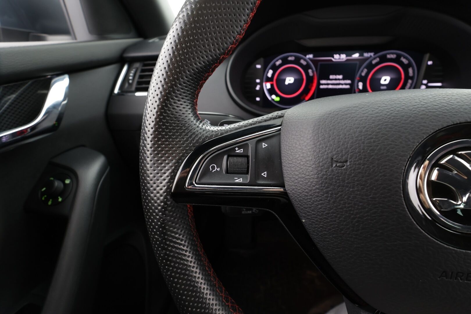 Skoda Octavia 2019 2,0 TSI RS BusinessLine DSG * Webasto / Koukku / ACC / Xenon / P.Tutkat / Navi / Kaistavahti / Keyless * - 1-om Suomi-auto / Kahdet renkaat