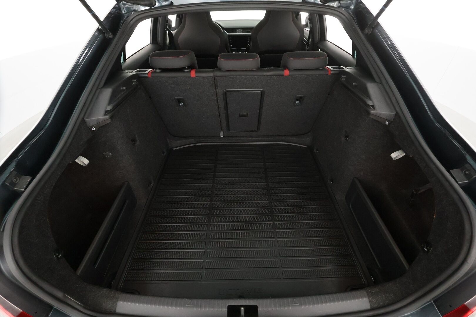 Skoda Octavia 2019 2,0 TSI RS BusinessLine DSG * Webasto / Koukku / ACC / Xenon / P.Tutkat / Navi / Kaistavahti / Keyless * - 1-om Suomi-auto / Kahdet renkaat