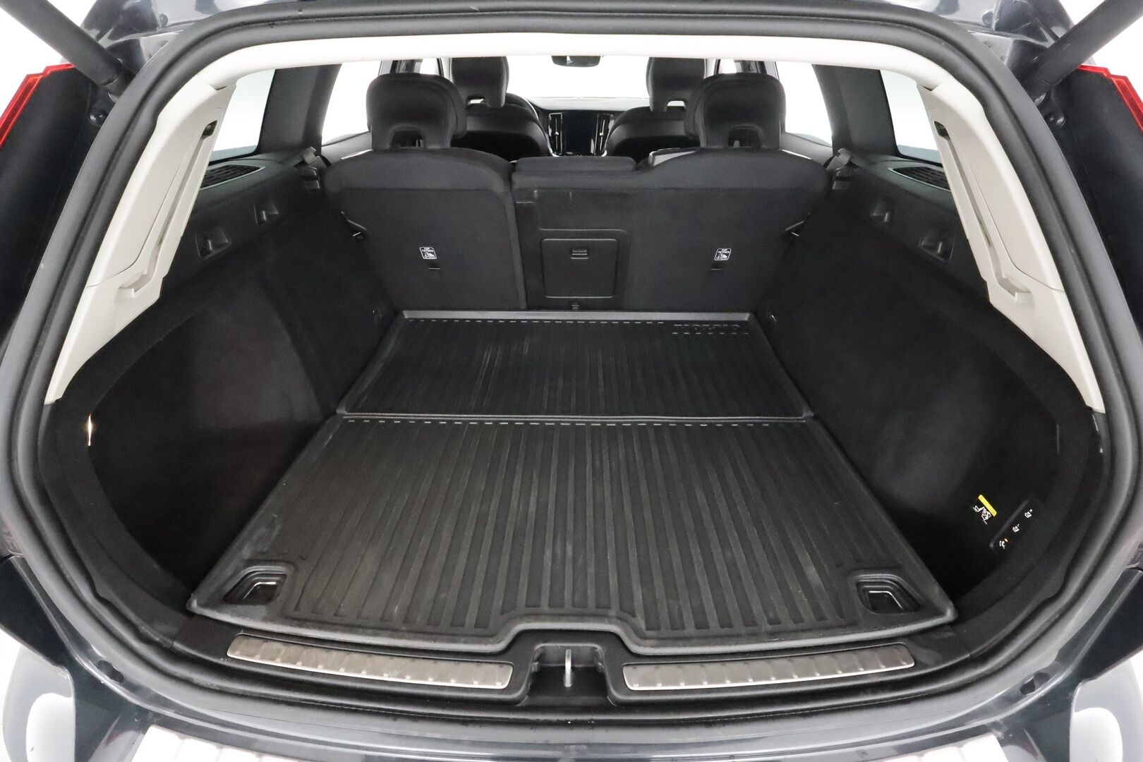 Volvo V60 Cross Country 2019 D4 AWD Business aut * Webasto / Koukku / ACC / Full-LED / P.Kamera / Navi / Keyless * - Kahdet renkaat aluvanteilla / Merkkihuollot / Suomi-auto 