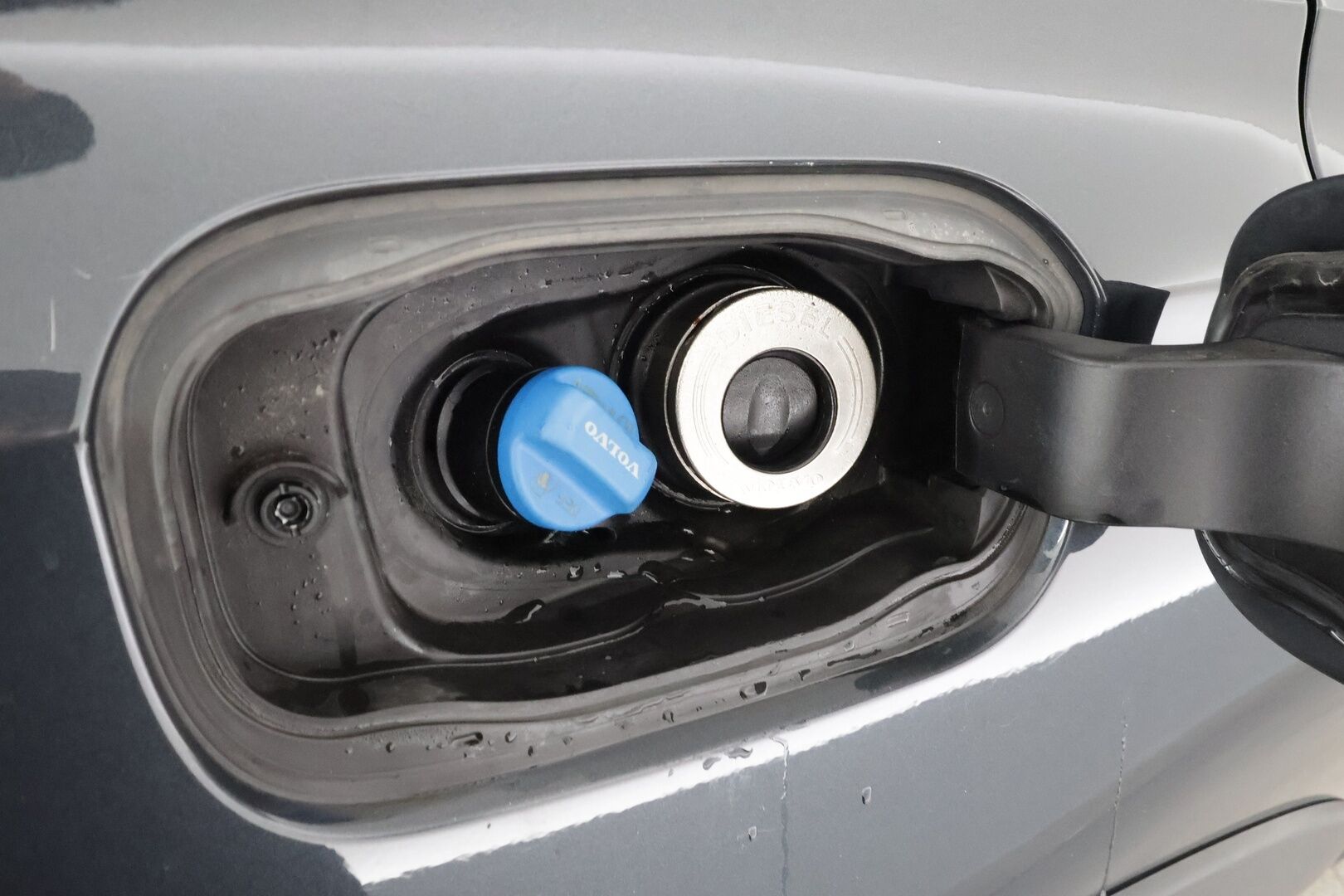 Volvo V60 Cross Country 2019 D4 AWD Business aut * Webasto / Koukku / ACC / Full-LED / P.Kamera / Navi / Keyless * - Kahdet renkaat aluvanteilla / Merkkihuollot / Suomi-auto 