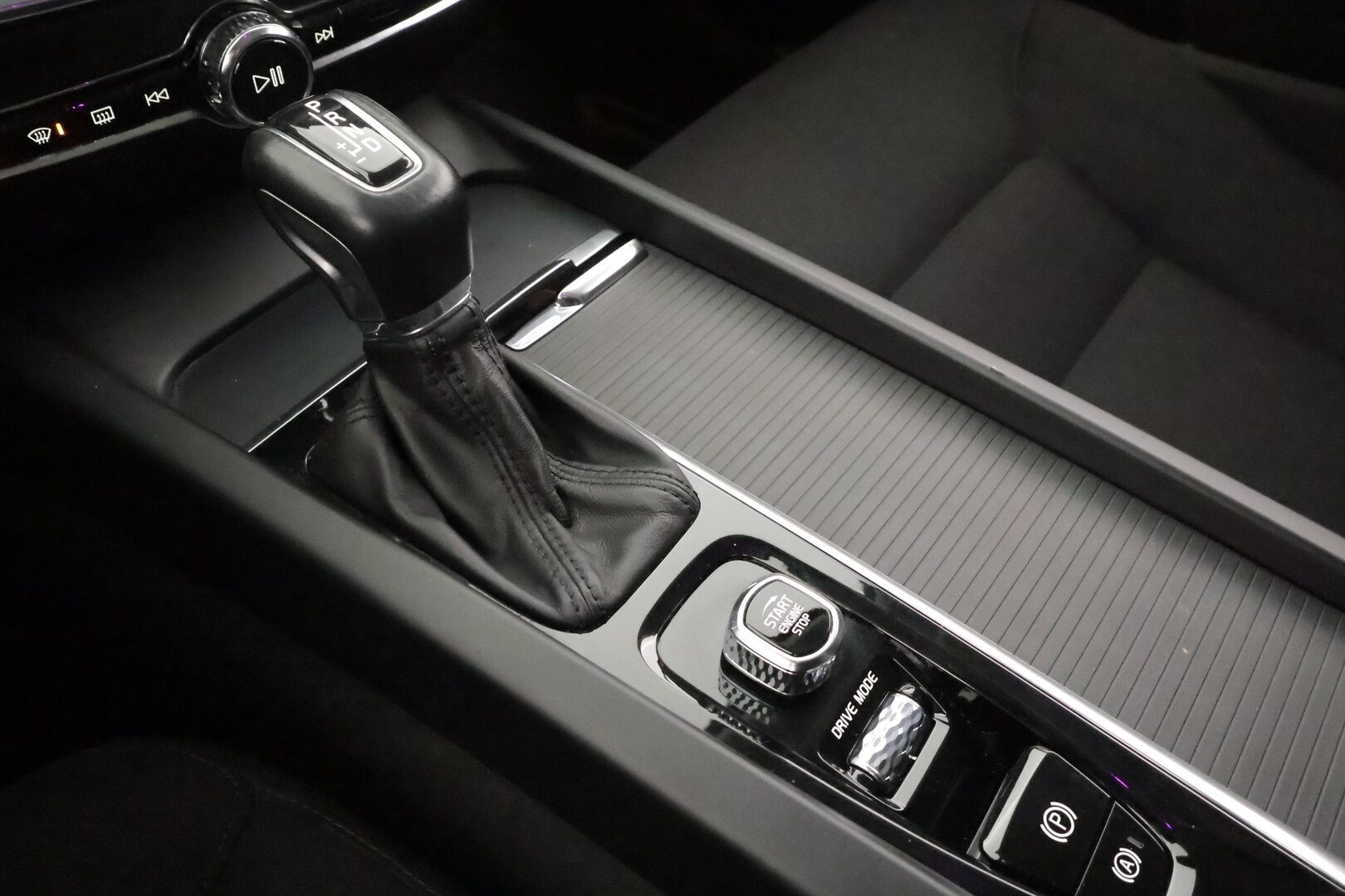 Volvo V60 Cross Country 2019 D4 AWD Business aut * Webasto / Koukku / ACC / Full-LED / P.Kamera / Navi / Keyless * - Kahdet renkaat aluvanteilla / Merkkihuollot / Suomi-auto 