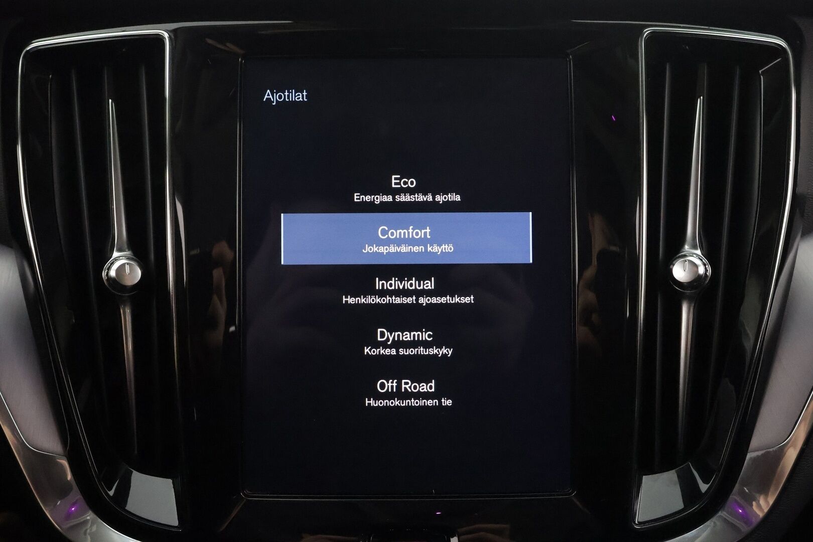 Volvo V60 Cross Country 2019 D4 AWD Business aut * Webasto / Koukku / ACC / Full-LED / P.Kamera / Navi / Keyless * - Kahdet renkaat aluvanteilla / Merkkihuollot / Suomi-auto 