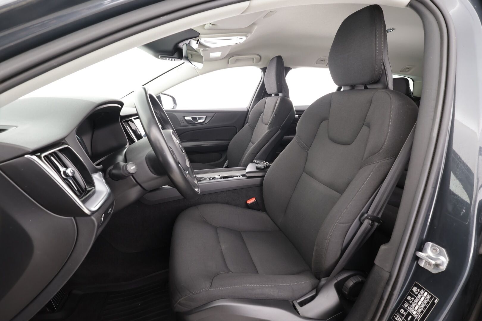 Volvo V60 Cross Country 2019 D4 AWD Business aut * Webasto / Koukku / ACC / Full-LED / P.Kamera / Navi / Keyless * - Kahdet renkaat aluvanteilla / Merkkihuollot / Suomi-auto 