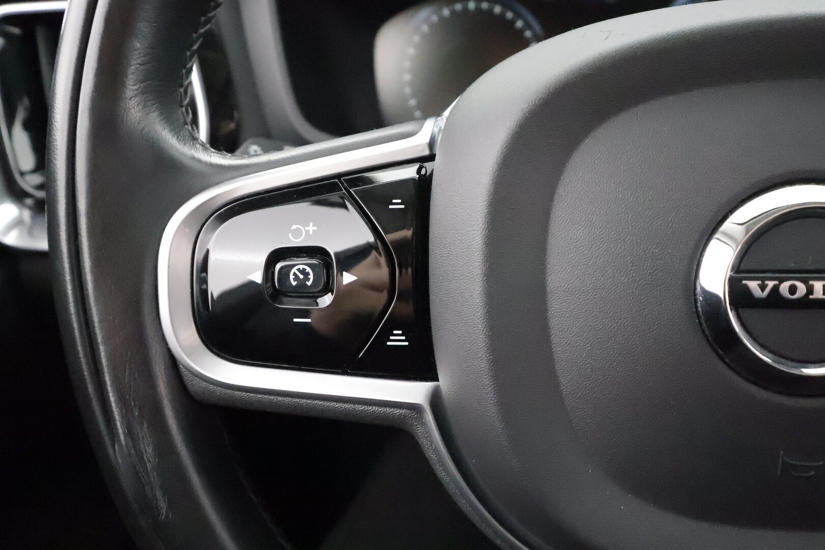 Volvo V60 Cross Country 2019 D4 AWD Business aut * Webasto / Koukku / ACC / Full-LED / P.Kamera / Navi / Keyless * - Kahdet renkaat aluvanteilla / Merkkihuollot / Suomi-auto 