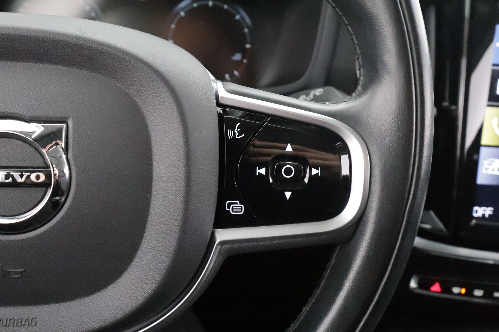 Volvo V60 Cross Country 2019 D4 AWD Business aut * Webasto / Koukku / ACC / Full-LED / P.Kamera / Navi / Keyless * - Kahdet renkaat aluvanteilla / Merkkihuollot / Suomi-auto 