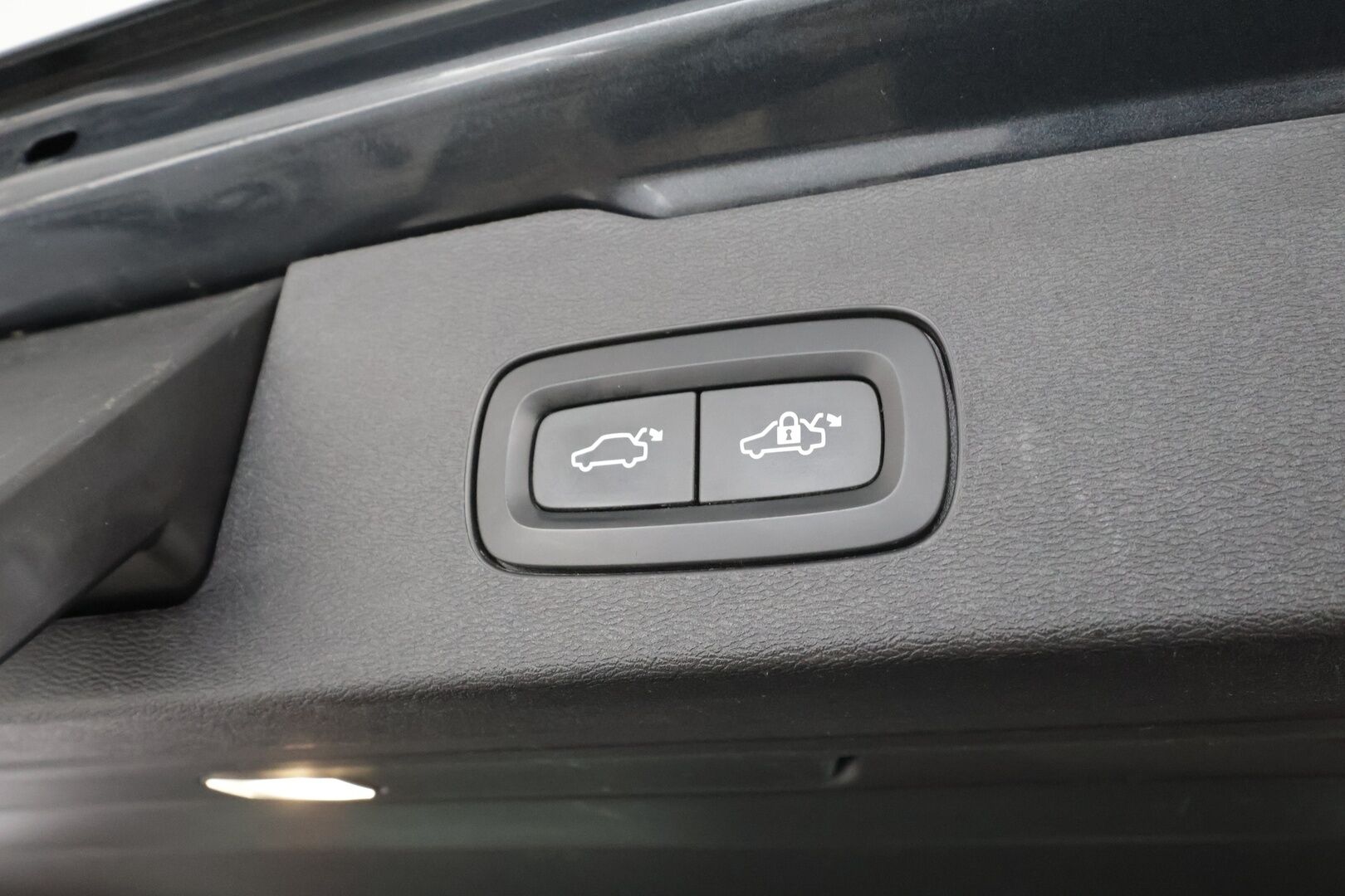 Volvo V60 Cross Country 2019 D4 AWD Business aut * Webasto / Koukku / ACC / Full-LED / P.Kamera / Navi / Keyless * - Kahdet renkaat aluvanteilla / Merkkihuollot / Suomi-auto 