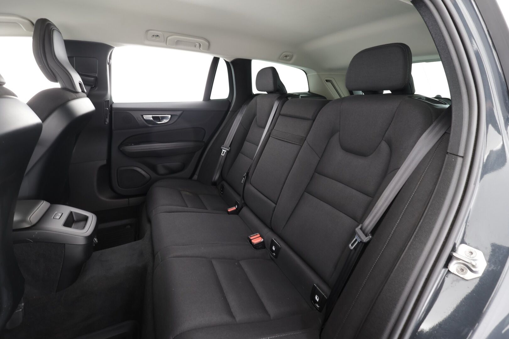 Volvo V60 Cross Country 2019 D4 AWD Business aut * Webasto / Koukku / ACC / Full-LED / P.Kamera / Navi / Keyless * - Kahdet renkaat aluvanteilla / Merkkihuollot / Suomi-auto 