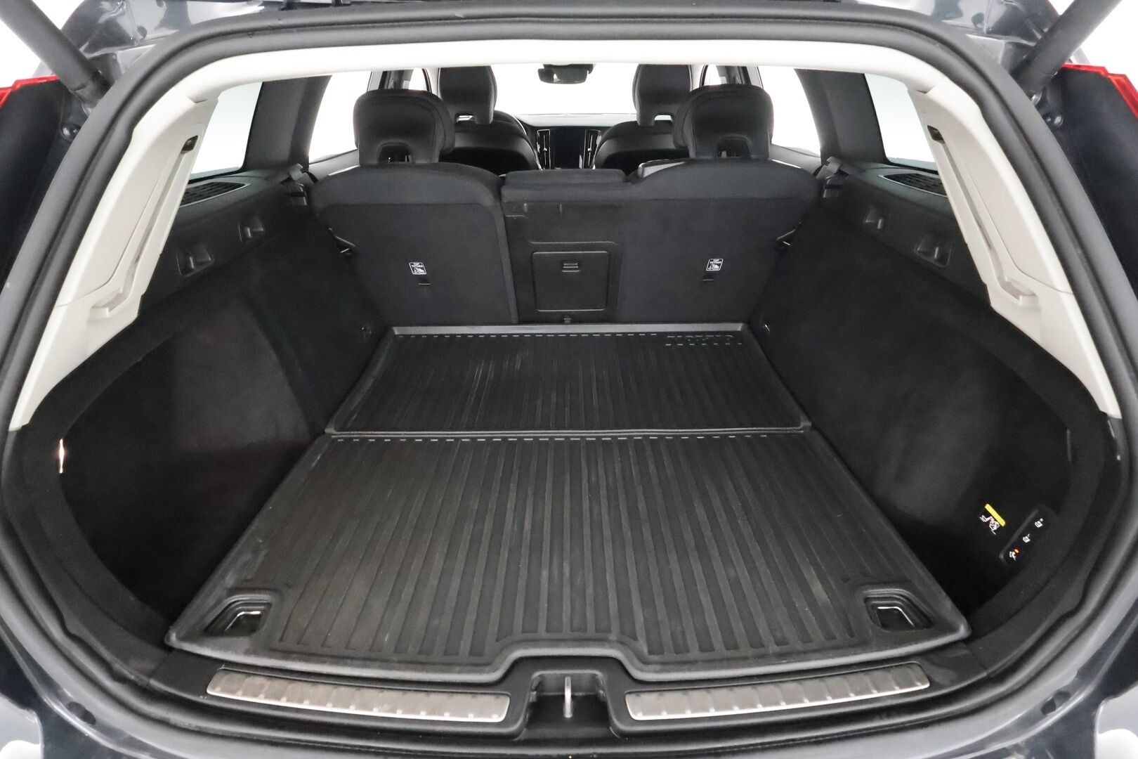 Volvo V60 Cross Country 2019 D4 AWD Business aut * Webasto / Koukku / ACC / Full-LED / P.Kamera / Navi / Keyless * - Kahdet renkaat aluvanteilla / Merkkihuollot / Suomi-auto 