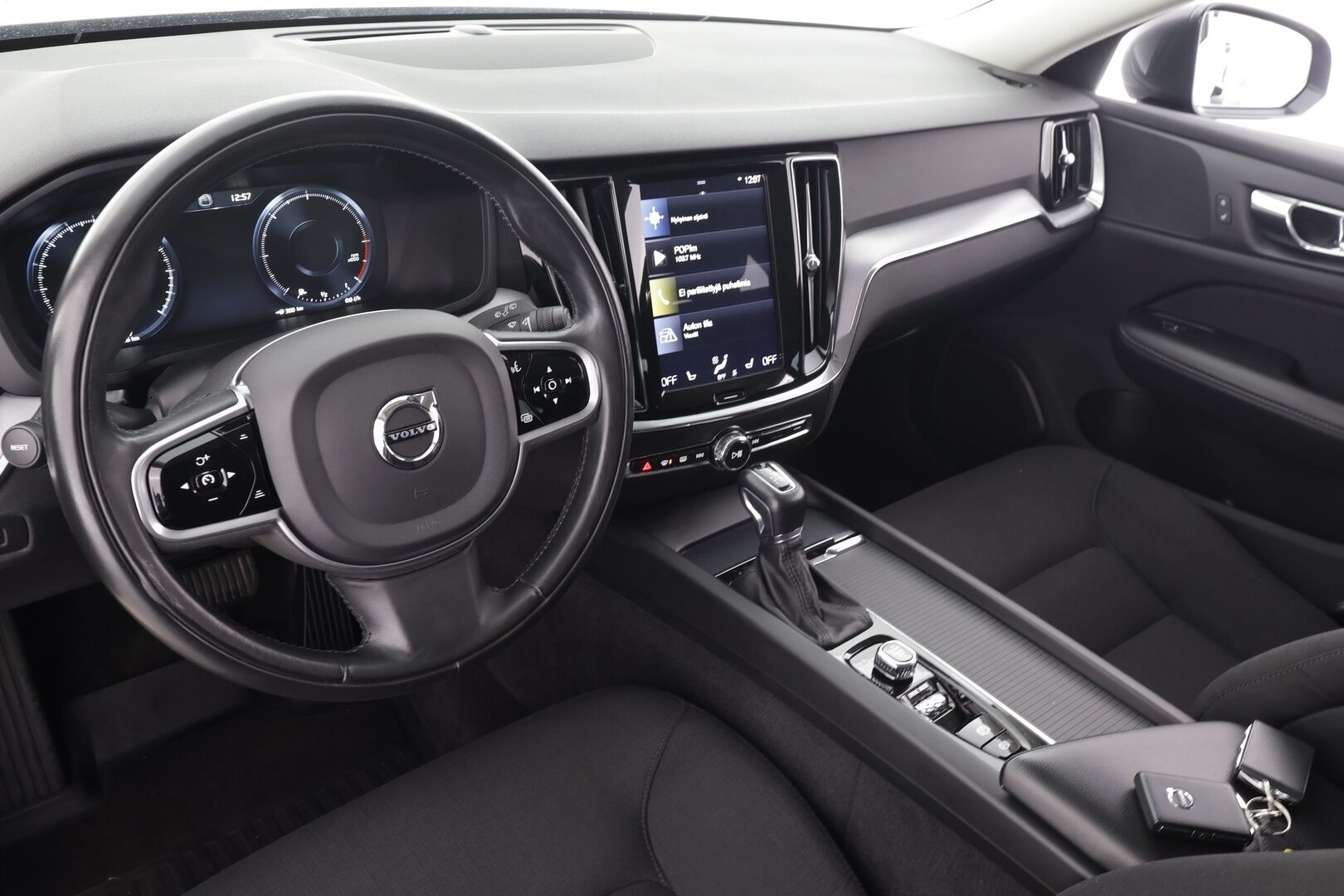 Volvo V60 Cross Country 2019 D4 AWD Business aut * Webasto / Koukku / ACC / Full-LED / P.Kamera / Navi / Keyless * - Kahdet renkaat aluvanteilla / Merkkihuollot / Suomi-auto 