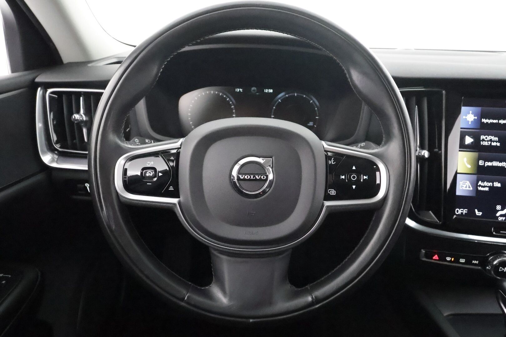 Volvo V60 Cross Country 2019 D4 AWD Business aut * Webasto / Koukku / ACC / Full-LED / P.Kamera / Navi / Keyless * - Kahdet renkaat aluvanteilla / Merkkihuollot / Suomi-auto 