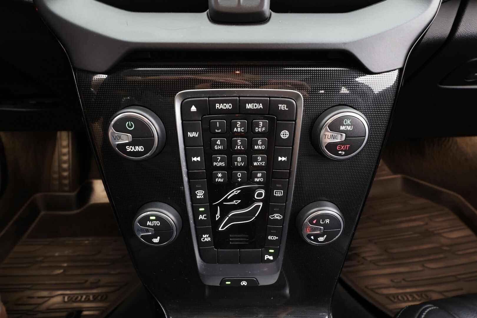 Volvo V40 2019 T2 Business Dynamic Edition aut - | Muistipenkki | Nahkasisusta | Webasto | Lasikatto | LED | Digimittari | P.kamera | Keyless | Vetokoukku | Navi | Bluetooth | 2x renkaat aluin | Huoltokirja | 