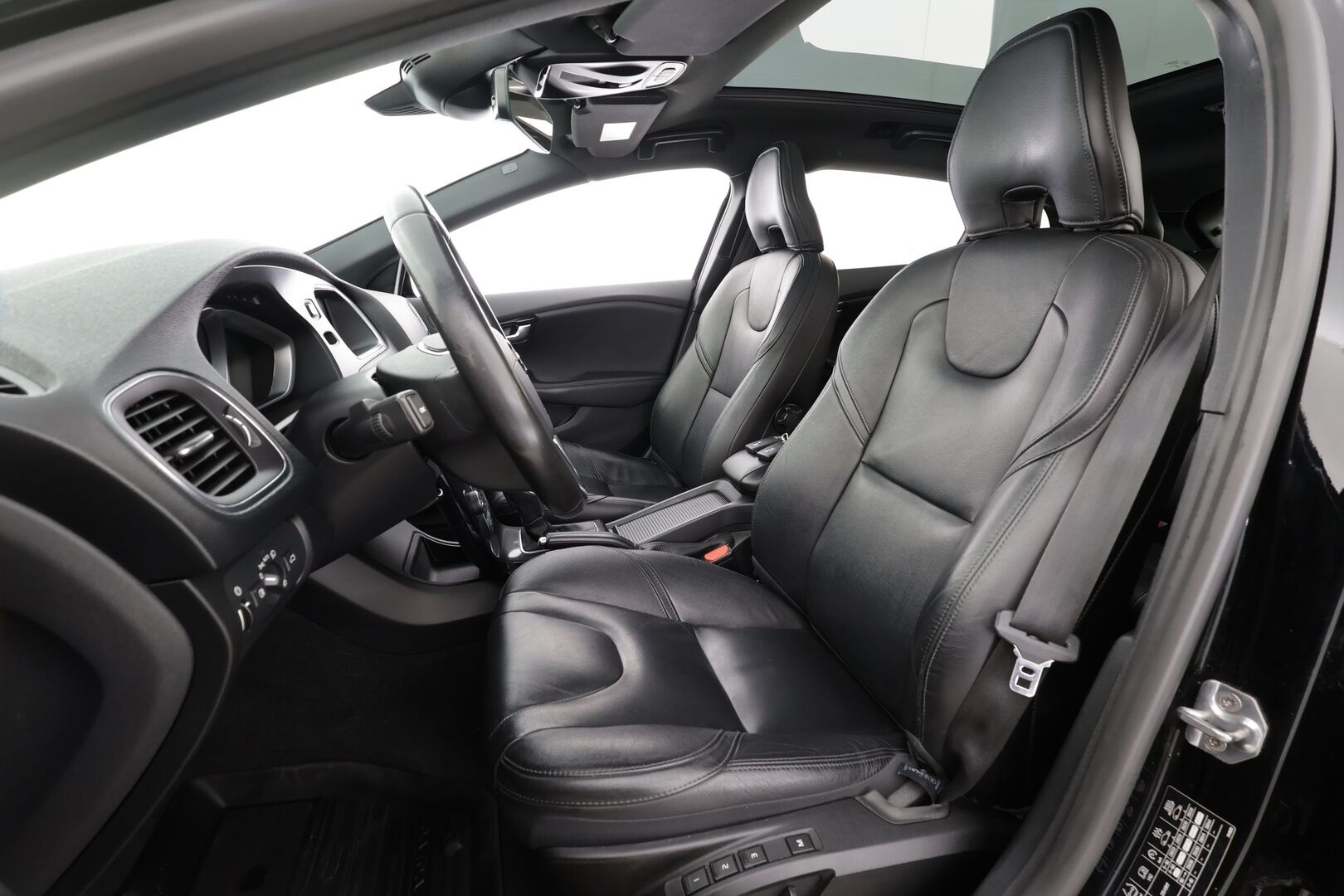 Volvo V40 2019 T2 Business Dynamic Edition aut - | Muistipenkki | Nahkasisusta | Webasto | Lasikatto | LED | Digimittari | P.kamera | Keyless | Vetokoukku | Navi | Bluetooth | 2x renkaat aluin | Huoltokirja | 