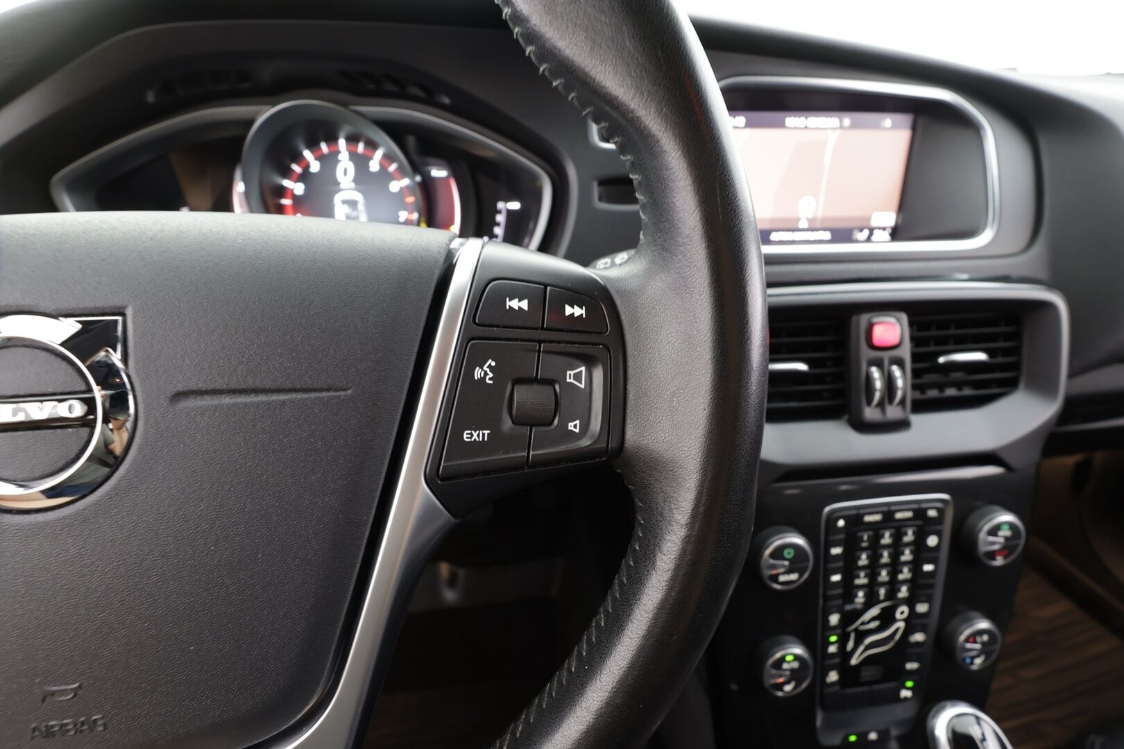 Volvo V40 2019 T2 Business Dynamic Edition aut - | Muistipenkki | Nahkasisusta | Webasto | Lasikatto | LED | Digimittari | P.kamera | Keyless | Vetokoukku | Navi | Bluetooth | 2x renkaat aluin | Huoltokirja | 