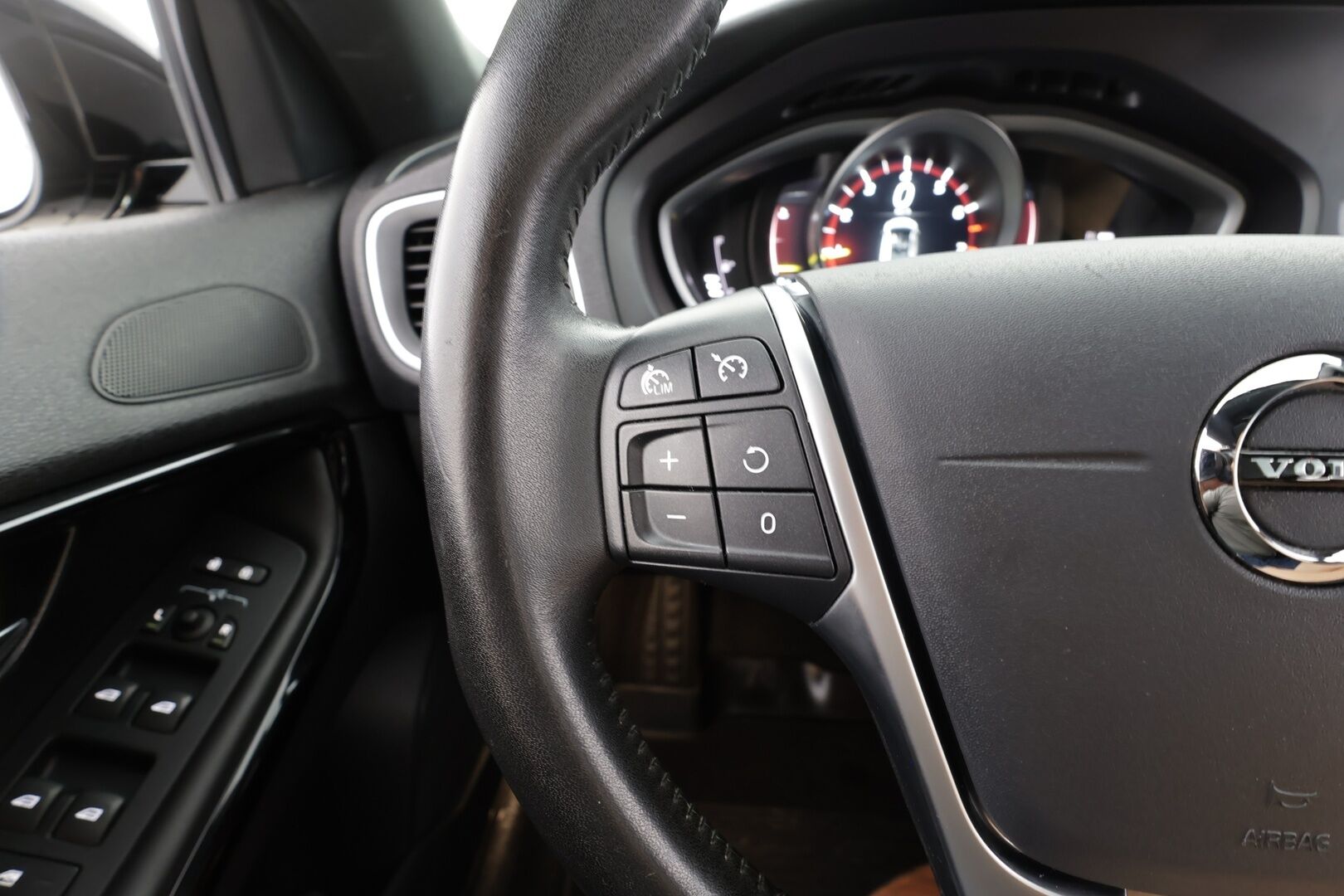 Volvo V40 2019 T2 Business Dynamic Edition aut - | Muistipenkki | Nahkasisusta | Webasto | Lasikatto | LED | Digimittari | P.kamera | Keyless | Vetokoukku | Navi | Bluetooth | 2x renkaat aluin | Huoltokirja | 