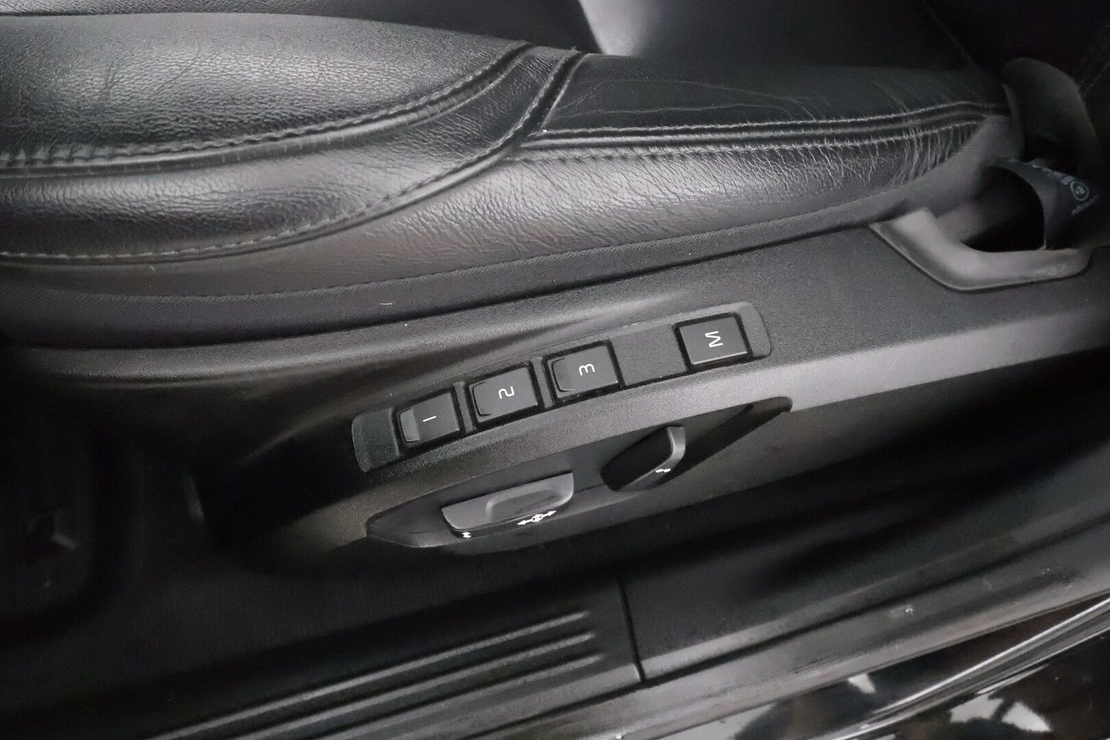 Volvo V40 2019 T2 Business Dynamic Edition aut - | Muistipenkki | Nahkasisusta | Webasto | Lasikatto | LED | Digimittari | P.kamera | Keyless | Vetokoukku | Navi | Bluetooth | 2x renkaat aluin | Huoltokirja | 