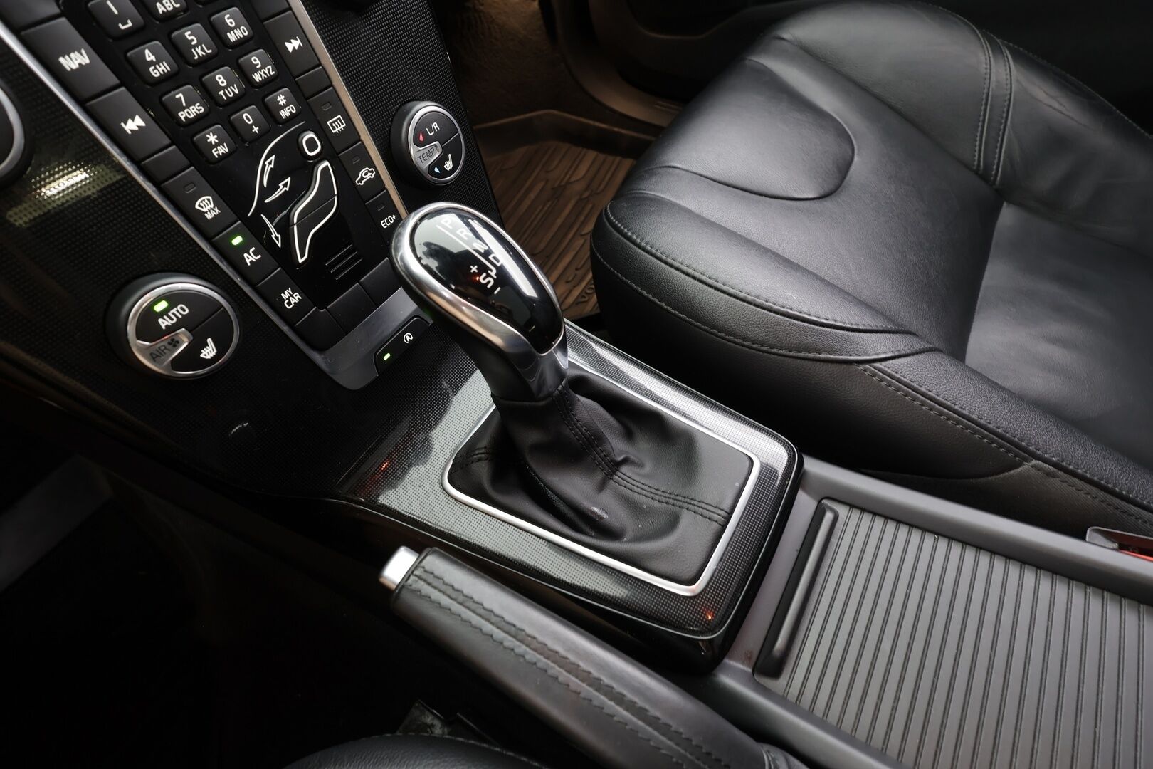 Volvo V40 2019 T2 Business Dynamic Edition aut - | Muistipenkki | Nahkasisusta | Webasto | Lasikatto | LED | Digimittari | P.kamera | Keyless | Vetokoukku | Navi | Bluetooth | 2x renkaat aluin | Huoltokirja | 