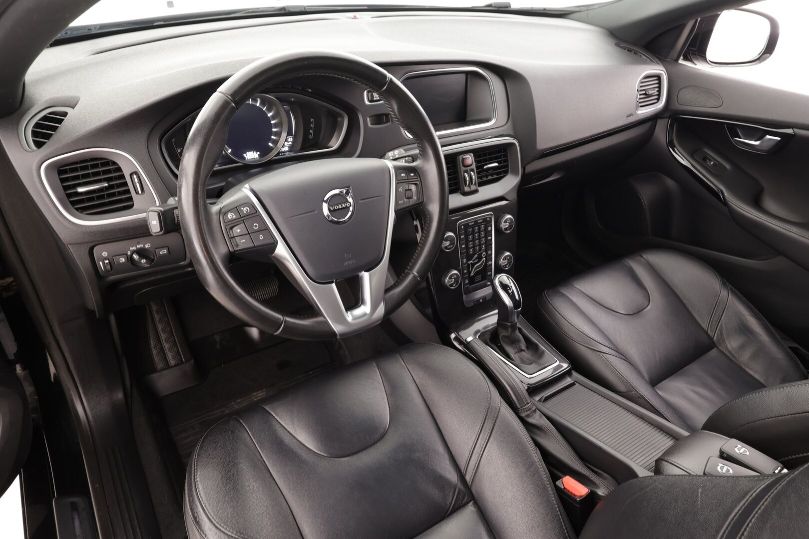 Volvo V40 2019 T2 Business Dynamic Edition aut - | Muistipenkki | Nahkasisusta | Webasto | Lasikatto | LED | Digimittari | P.kamera | Keyless | Vetokoukku | Navi | Bluetooth | 2x renkaat aluin | Huoltokirja | 