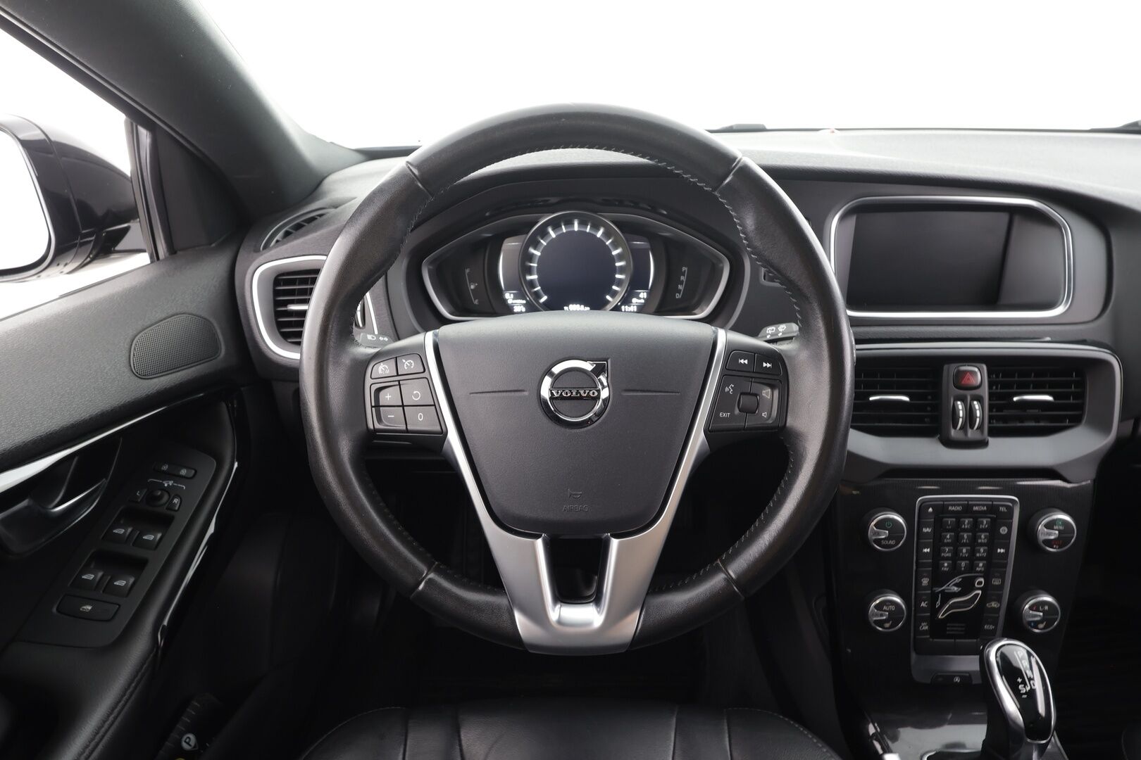 Volvo V40 2019 T2 Business Dynamic Edition aut - | Muistipenkki | Nahkasisusta | Webasto | Lasikatto | LED | Digimittari | P.kamera | Keyless | Vetokoukku | Navi | Bluetooth | 2x renkaat aluin | Huoltokirja | 