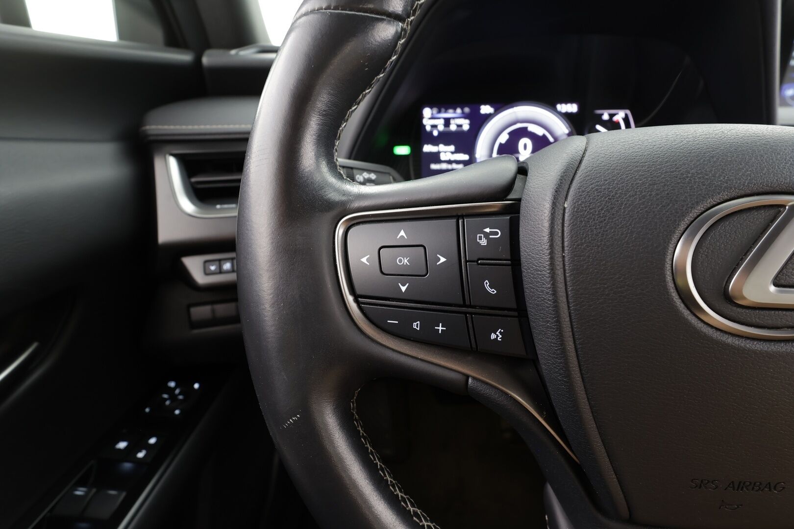Lexus UX 2019 250h Comfort - | ACC | LED | P.Kamera | Navi | Kaistavahti | Keyless | Lohkolämmitin | Alcantara | Suomi-auto | Kahdet renkaat | Merkkihuollot |