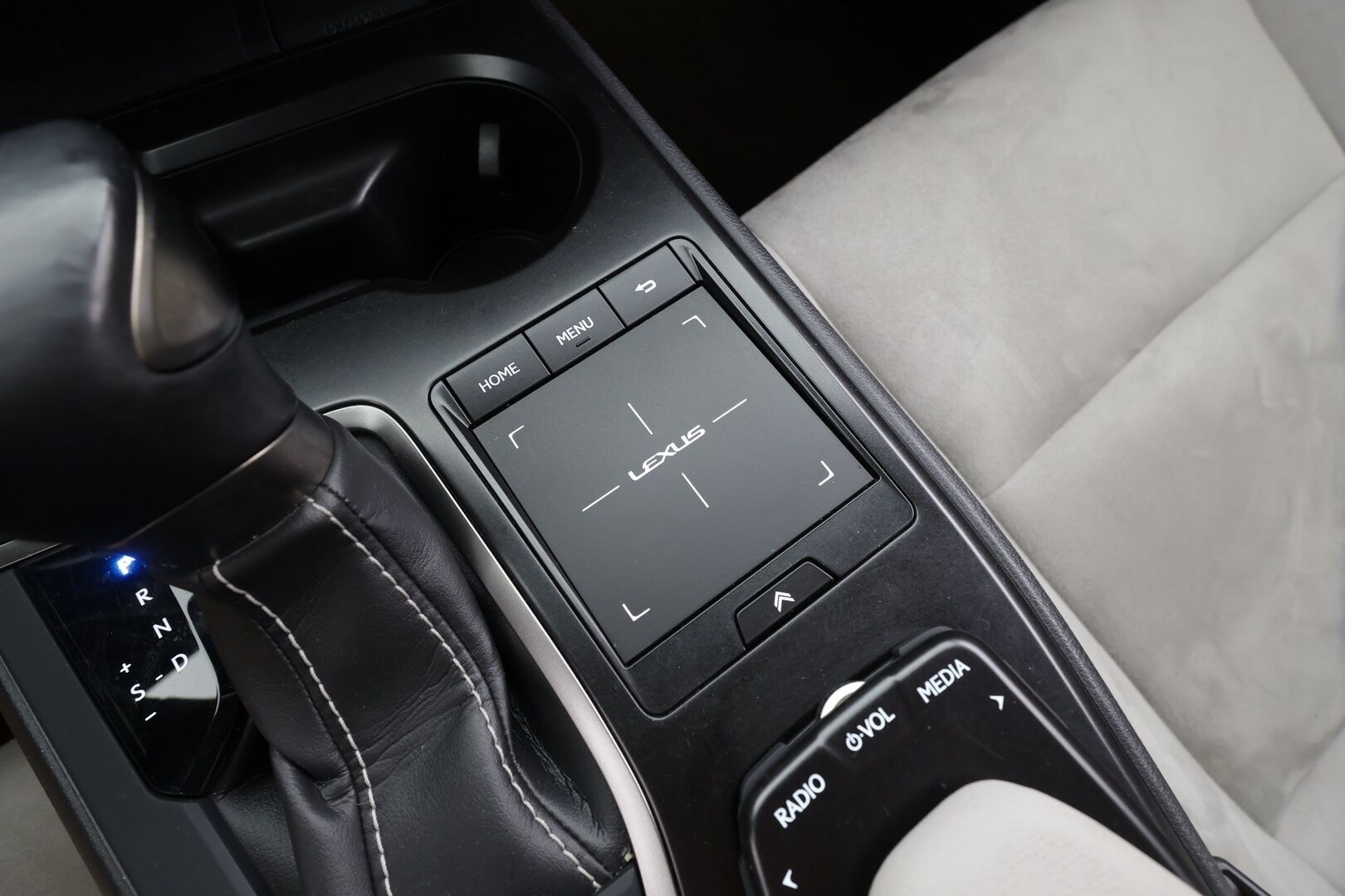 Lexus UX 2019 250h Comfort - | ACC | LED | P.Kamera | Navi | Kaistavahti | Keyless | Lohkolämmitin | Alcantara | Suomi-auto | Kahdet renkaat | Merkkihuollot |