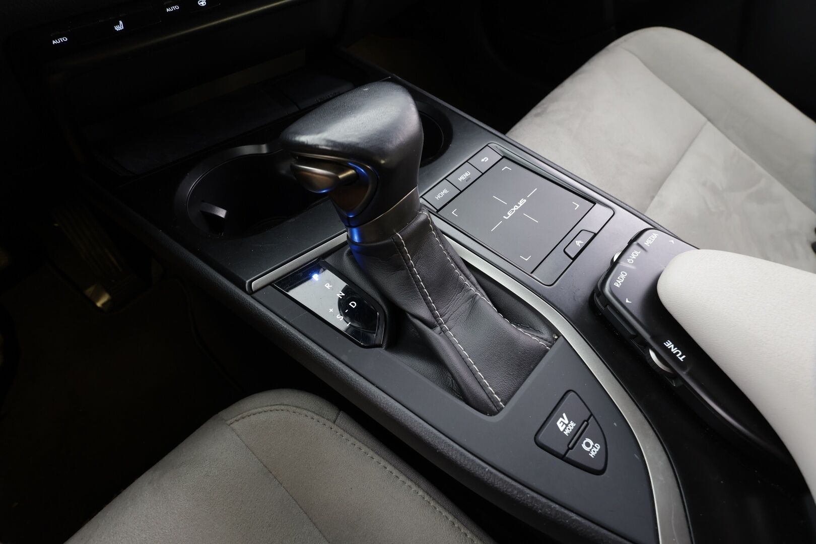 Lexus UX 2019 250h Comfort - | ACC | LED | P.Kamera | Navi | Kaistavahti | Keyless | Lohkolämmitin | Alcantara | Suomi-auto | Kahdet renkaat | Merkkihuollot |