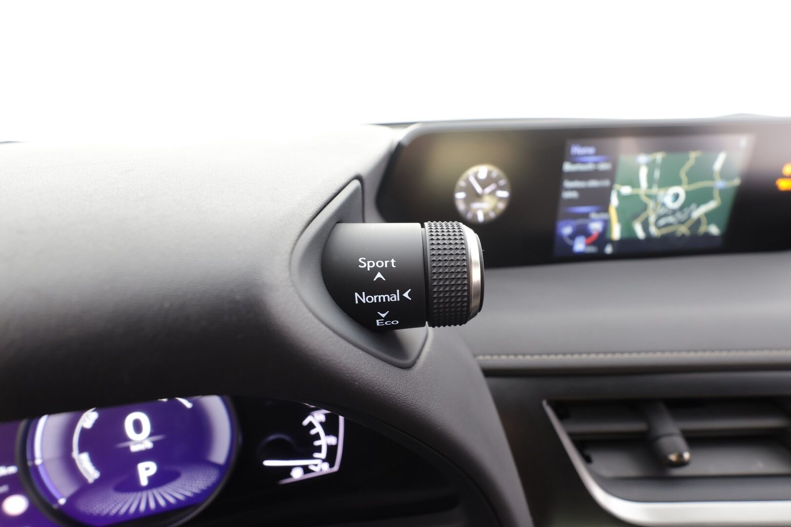 Lexus UX 2019 250h Comfort - | ACC | LED | P.Kamera | Navi | Kaistavahti | Keyless | Lohkolämmitin | Alcantara | Suomi-auto | Kahdet renkaat | Merkkihuollot |