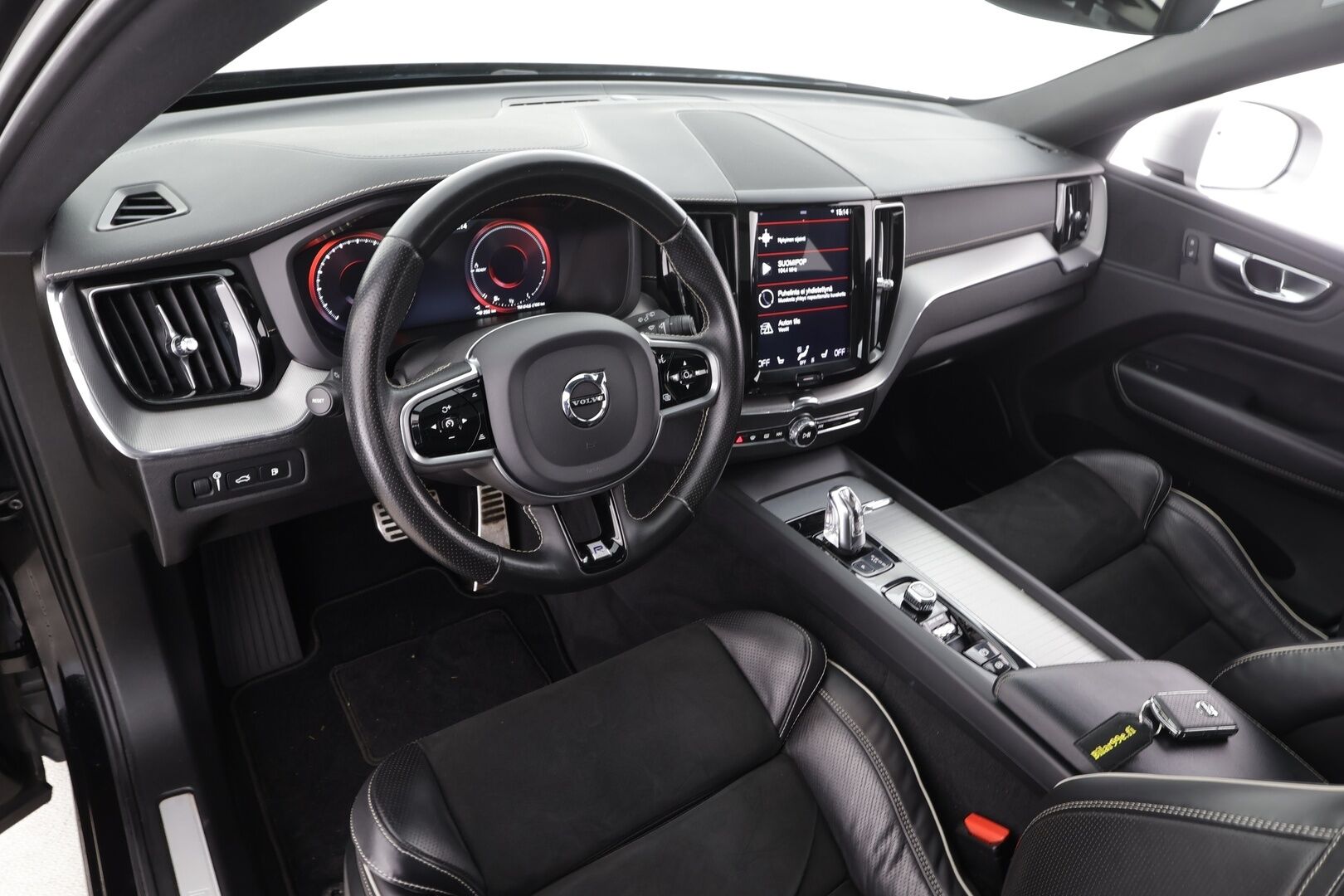 Volvo XC60 2019 T8 AWD R-Design aut * Panorama / Webasto / Koukku / ACC / Full-LED / P.kamera / Sportpenkki Muistilla / Ilma-alusta * - Suomi-auto / Kahdet renkaat / Merkkihuollettu! - Osta nyt, maksa vasta ensi vuonna