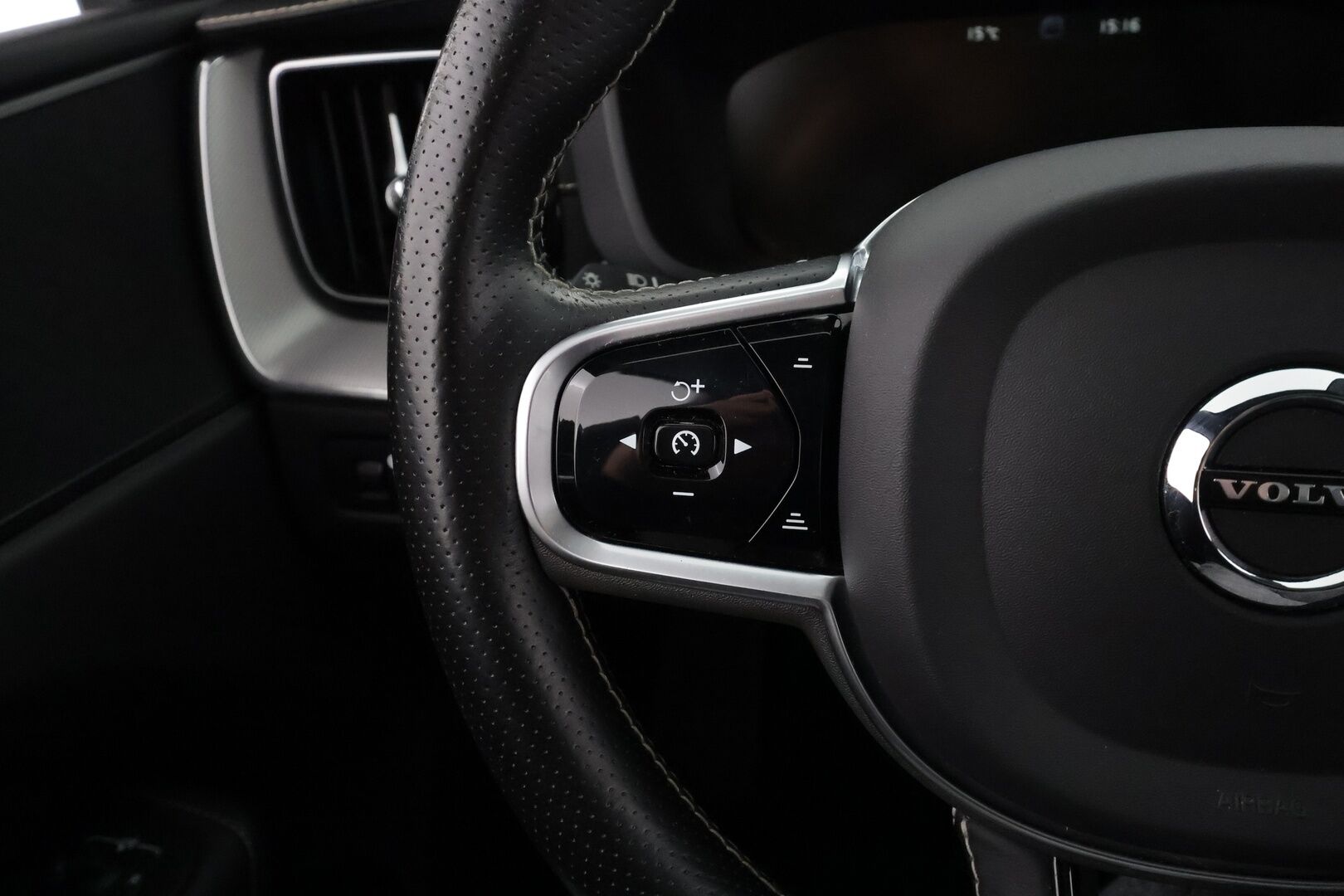 Volvo XC60 2019 T8 AWD R-Design aut * Panorama / Webasto / Koukku / ACC / Full-LED / P.kamera / Sportpenkki Muistilla / Ilma-alusta * - Suomi-auto / Kahdet renkaat / Merkkihuollettu! - Osta nyt, maksa vasta ensi vuonna