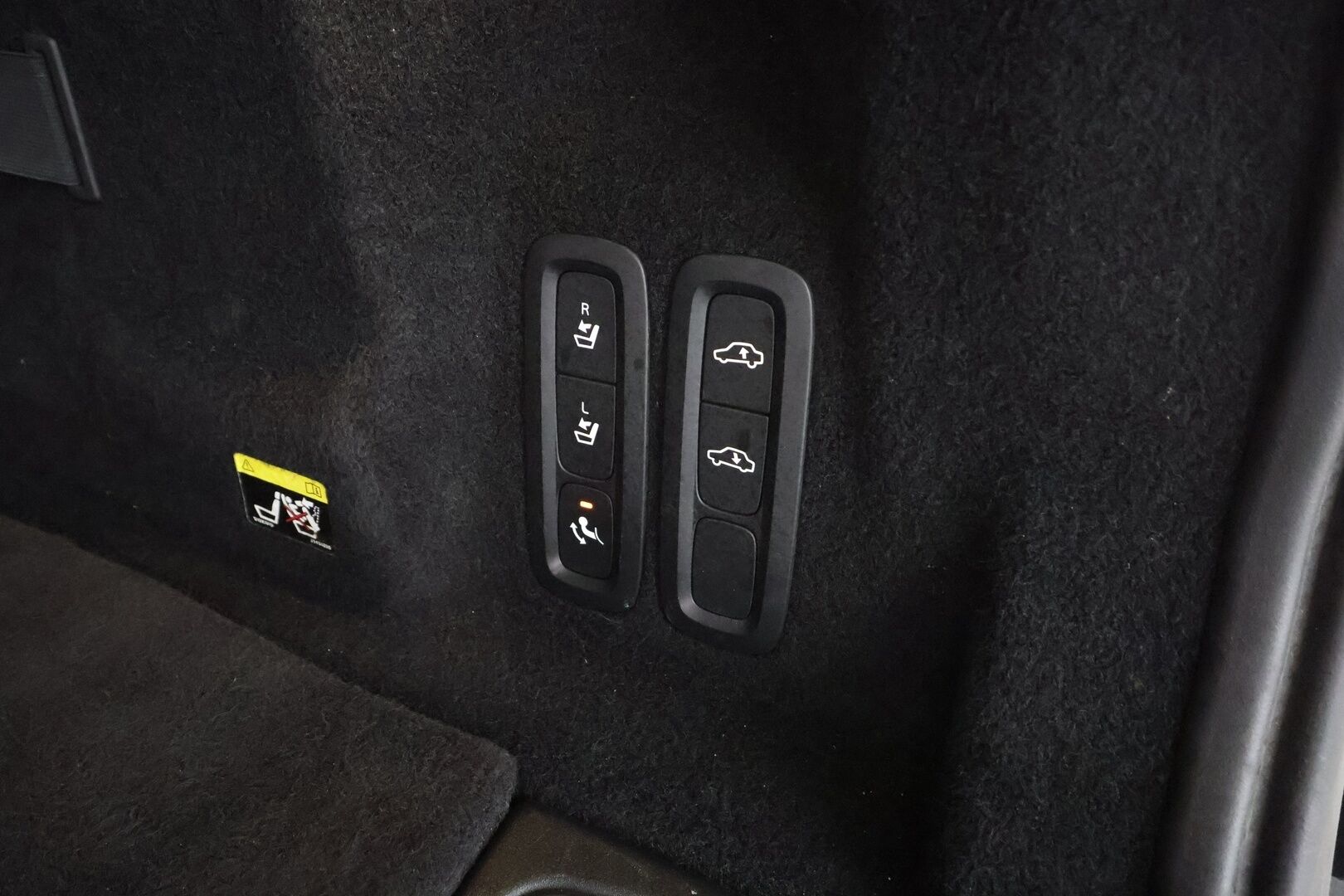 Volvo XC60 2019 T8 AWD R-Design aut * Panorama / Webasto / Koukku / ACC / Full-LED / P.kamera / Sportpenkki Muistilla / Ilma-alusta * - Suomi-auto / Kahdet renkaat / Merkkihuollettu! - Osta nyt, maksa vasta ensi vuonna