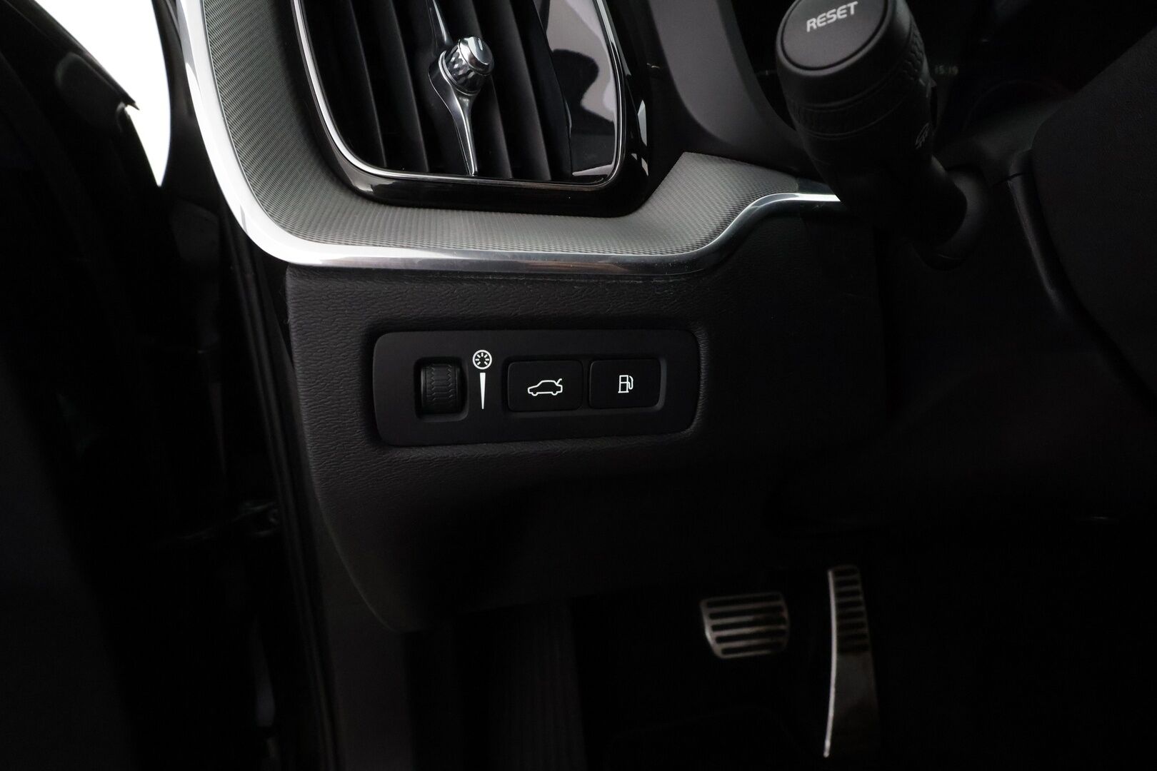 Volvo XC60 2019 T8 AWD R-Design aut * Panorama / Webasto / Koukku / ACC / Full-LED / P.kamera / Sportpenkki Muistilla / Ilma-alusta * - Suomi-auto / Kahdet renkaat / Merkkihuollettu! - Osta nyt, maksa vasta ensi vuonna