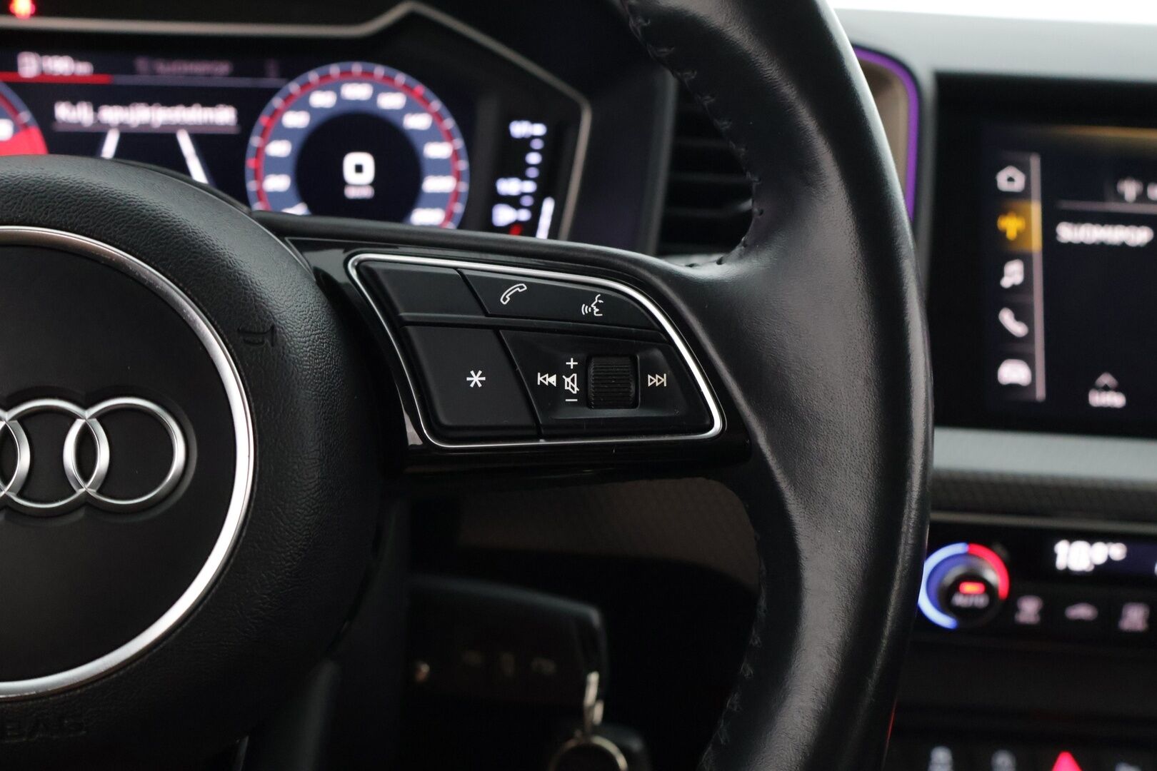 Audi A1 2019 Sportback Business S line 30 TFSI 85 kW S tronic // ACC / Bang&Olufsen / Ambient / Nahkaistuimet* - 2x Renkaat vanteilla / Hyvät huollot / Näyttävä!!