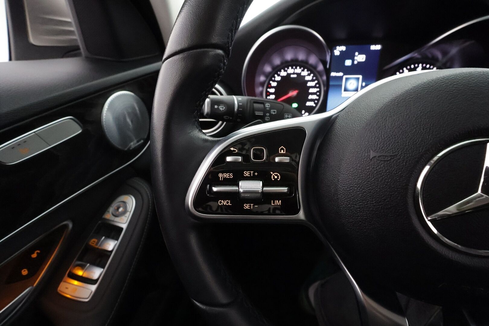Mercedes-Benz C 2019 200 T A Business Avantgarde * Vakkari / Multibeam LED / Koukku / P.Kamera / Burmester / Puolisähkö sporttipenkit * - Suomi-auto / Kahdet renkaat