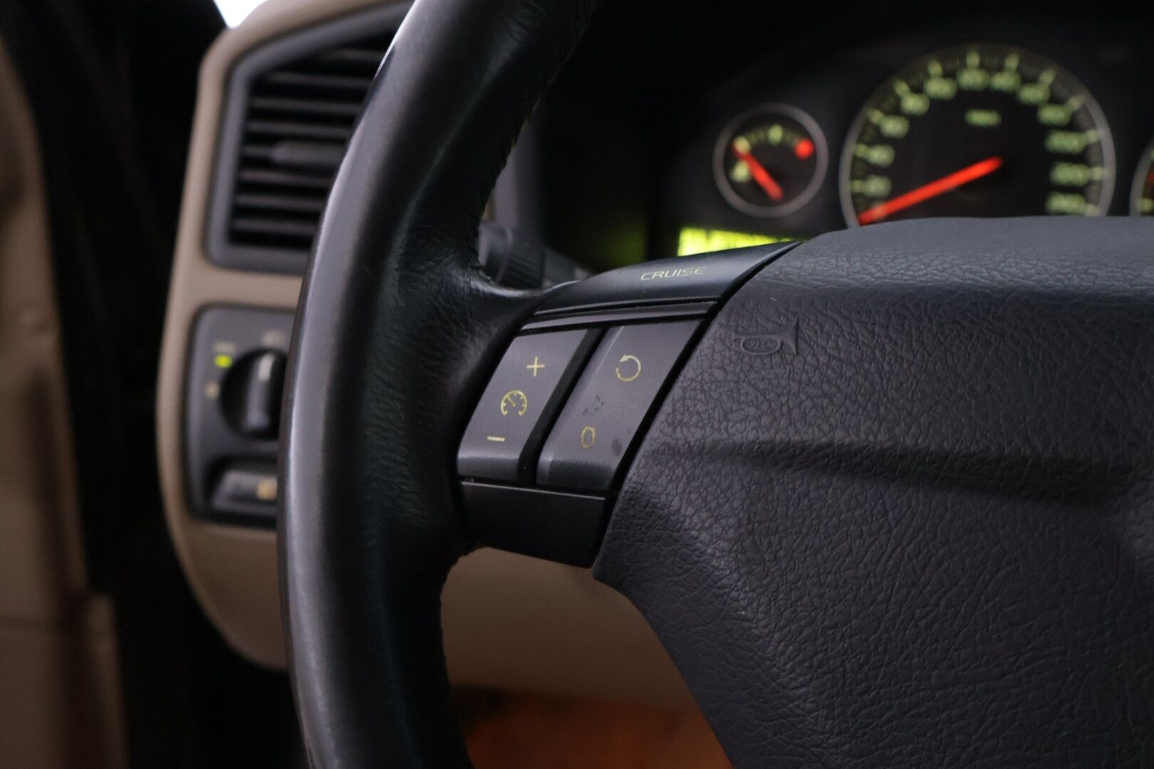 Volvo S60 2003 2,4, Sedan D5 Aut. - YritysOutlet - Myydään vain yrityksille *Vaaleat nahat / PA-lämmitin / Vakkari / Kahdet renkaat* - Tämä auto myydään YritysOutlet -valikoimasta vain yritykselle