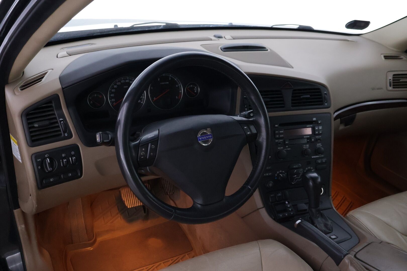 Volvo S60 2003 2,4, Sedan D5 Aut. - YritysOutlet - Myydään vain yrityksille *Vaaleat nahat / PA-lämmitin / Vakkari / Kahdet renkaat* - Tämä auto myydään YritysOutlet -valikoimasta vain yritykselle