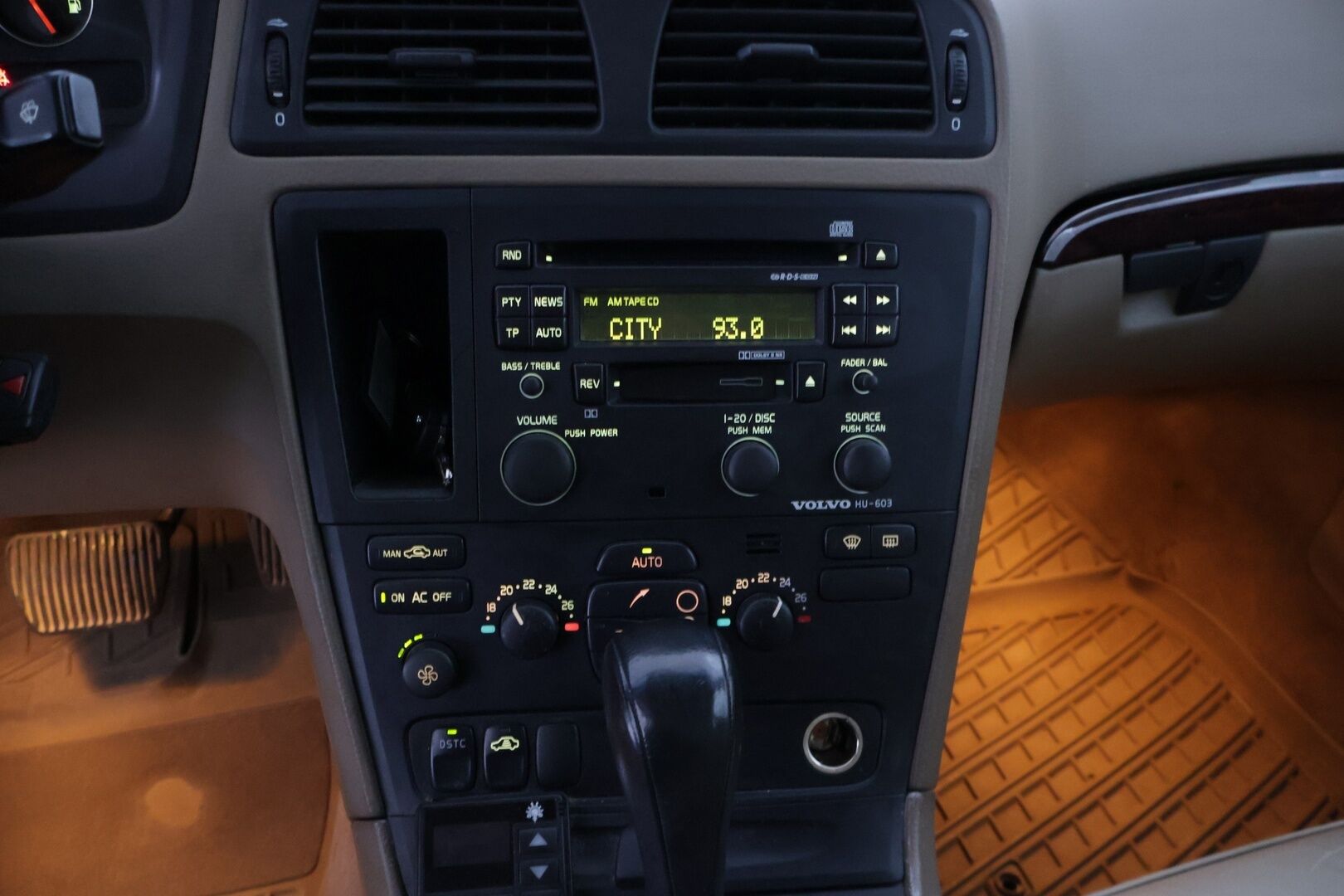 Volvo S60 2003 2,4, Sedan D5 Aut. - YritysOutlet - Myydään vain yrityksille *Vaaleat nahat / PA-lämmitin / Vakkari / Kahdet renkaat* - Tämä auto myydään YritysOutlet -valikoimasta vain yritykselle