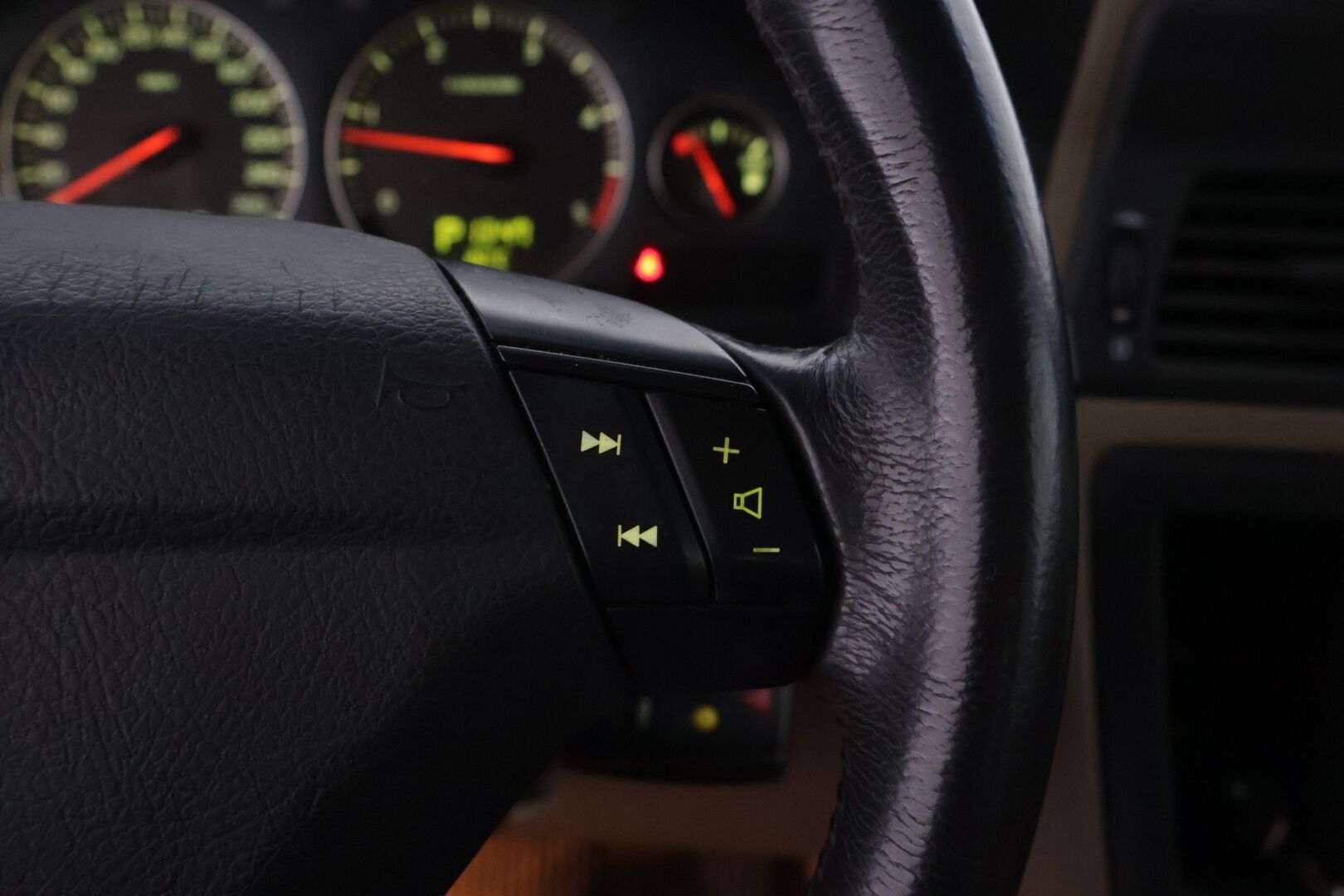 Volvo S60 2003 2,4, Sedan D5 Aut. - YritysOutlet - Myydään vain yrityksille *Vaaleat nahat / PA-lämmitin / Vakkari / Kahdet renkaat* - Tämä auto myydään YritysOutlet -valikoimasta vain yritykselle