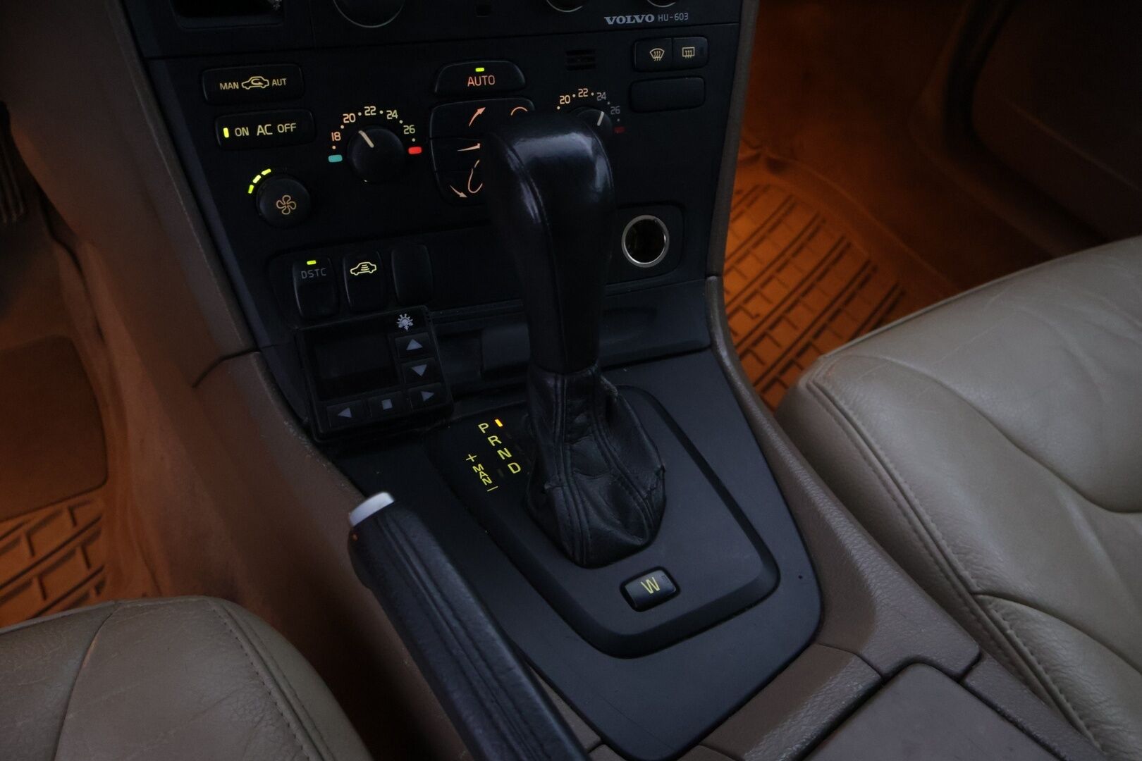 Volvo S60 2004 2,4, Sedan D5 Aut. - YritysOutlet - Myydään vain yrityksille *Vaaleat nahat / PA-lämmitin / Vakkari / Kahdet renkaat* - Tämä auto myydään YritysOutlet -valikoimasta vain yritykselle